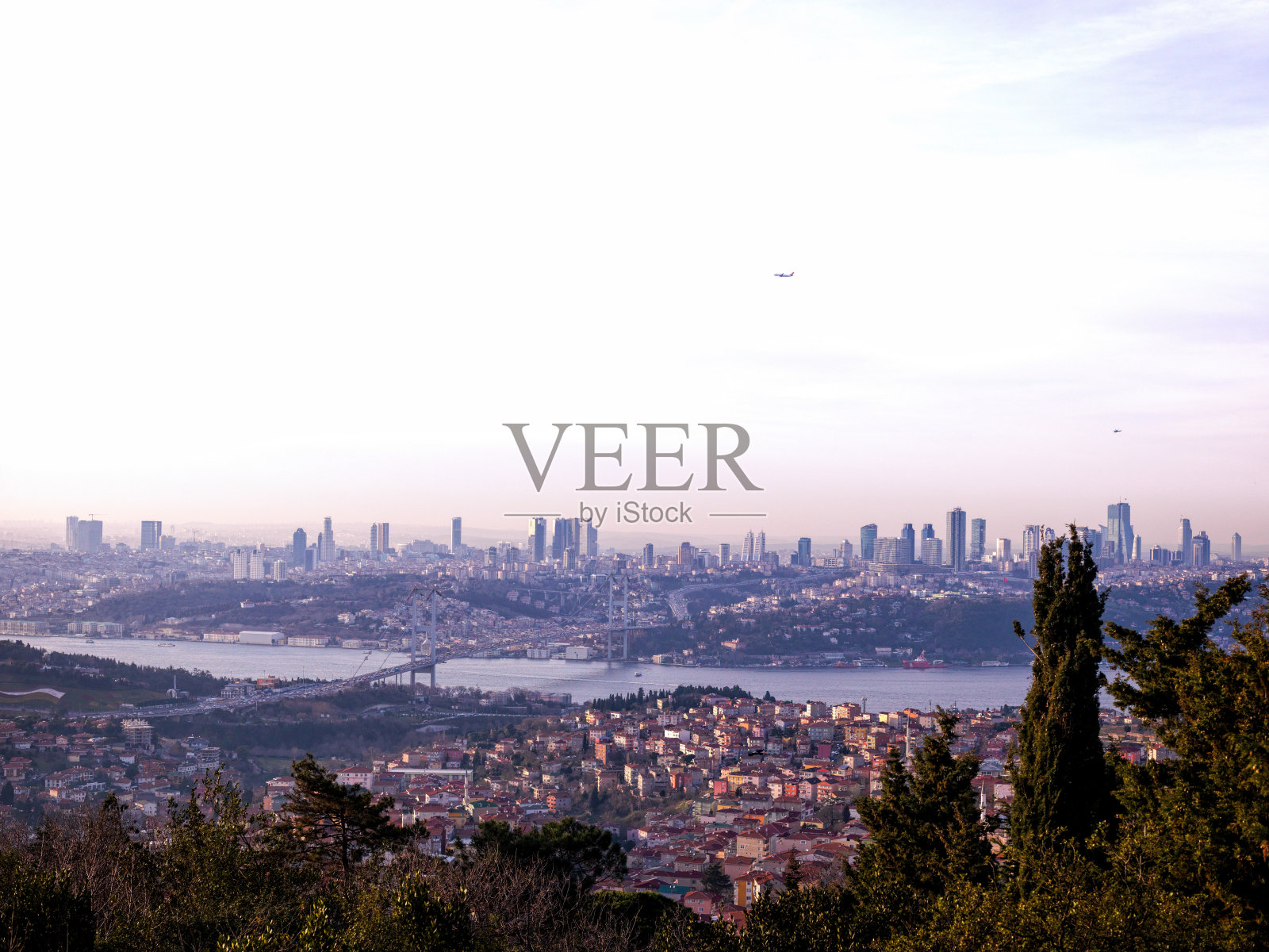 日落时分的伊斯坦布尔博斯普鲁斯海峡照片摄影图片