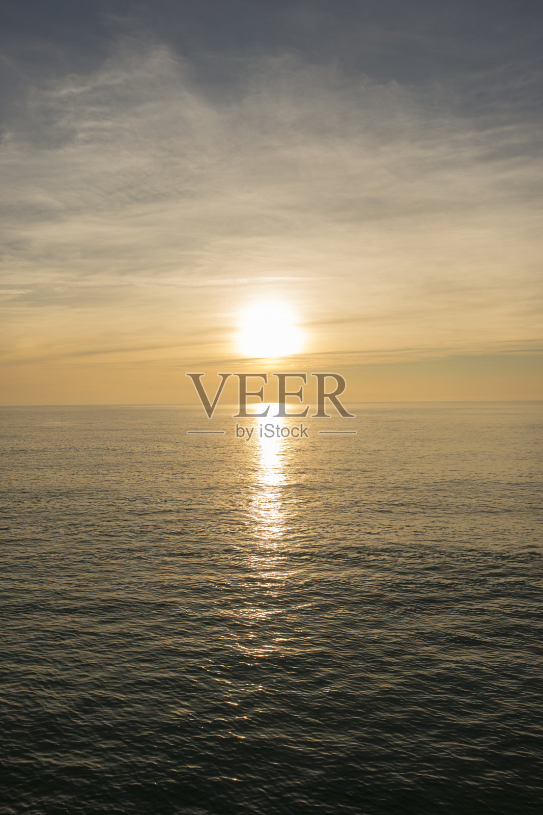 平静的海面上美丽的日出照片摄影图片