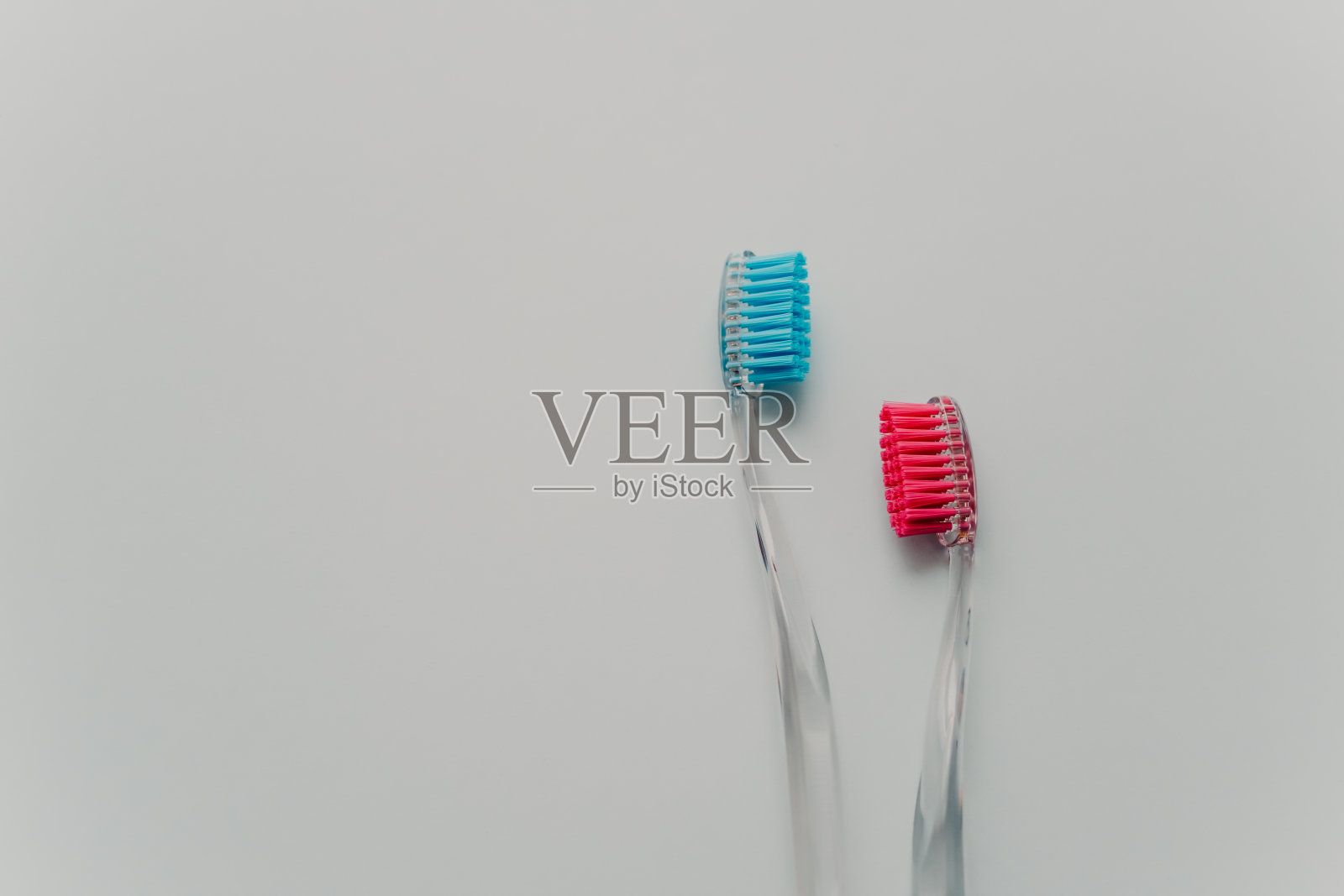 白色背景上的牙科设备。牙刷，你的卫生和刷牙。水平拍摄与空白空间照片摄影图片