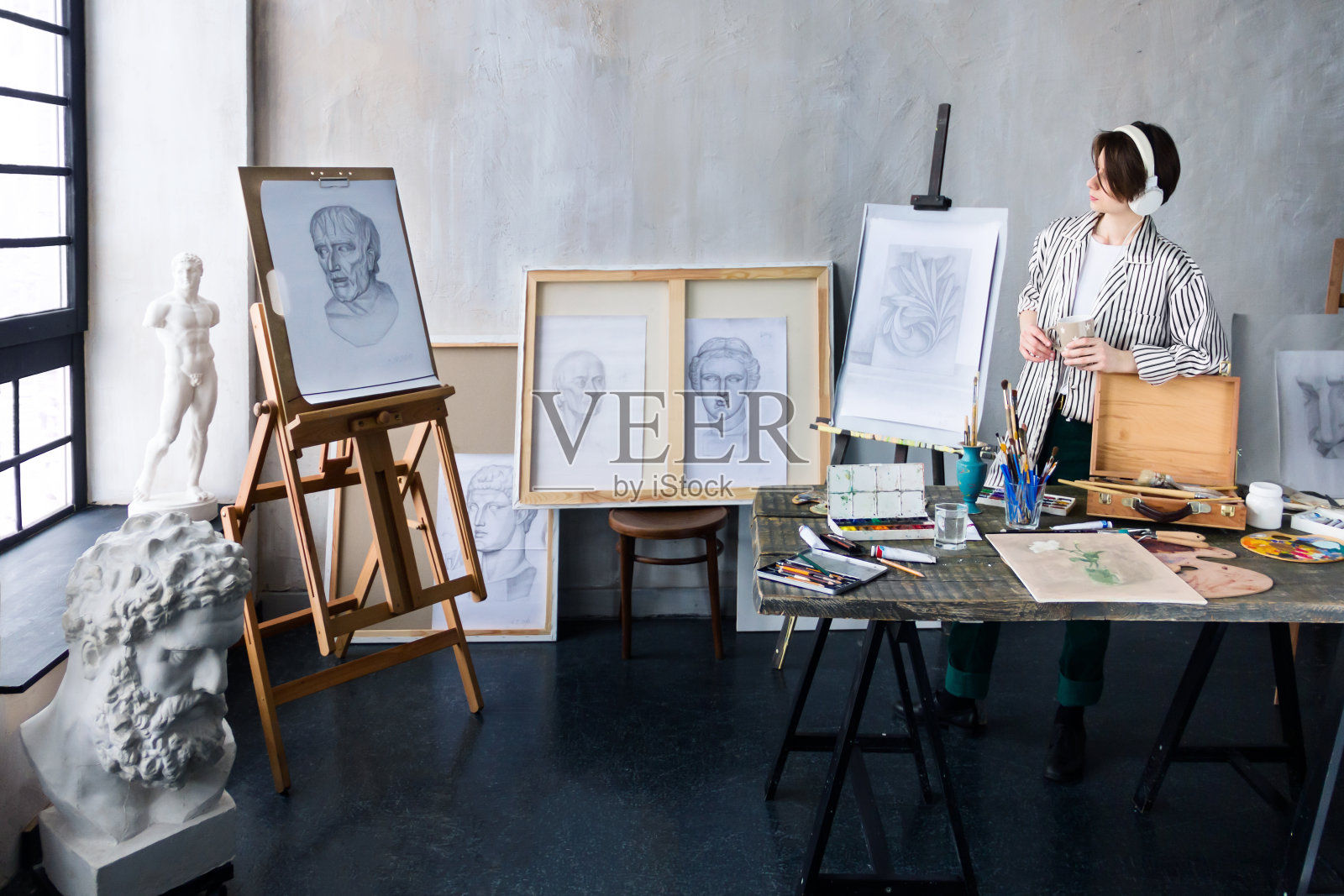 年轻成功的艺术家在艺术工作室照片摄影图片