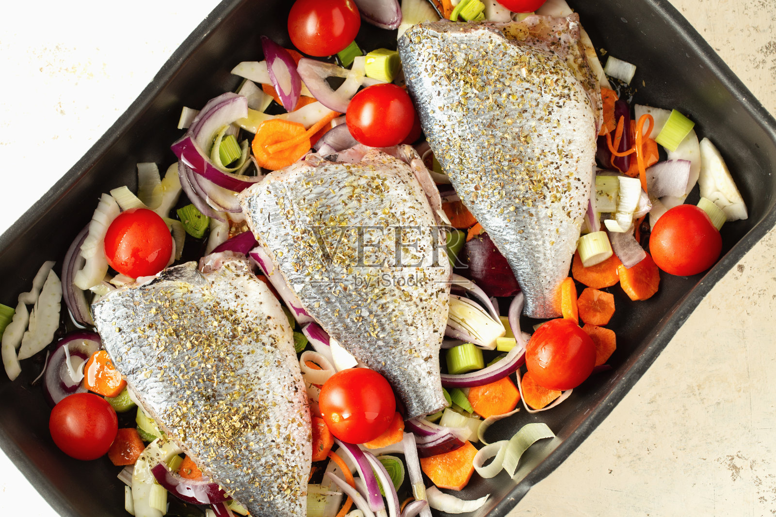 剑鱼片，生鱼片，在烤箱托盘中烘烤照片摄影图片