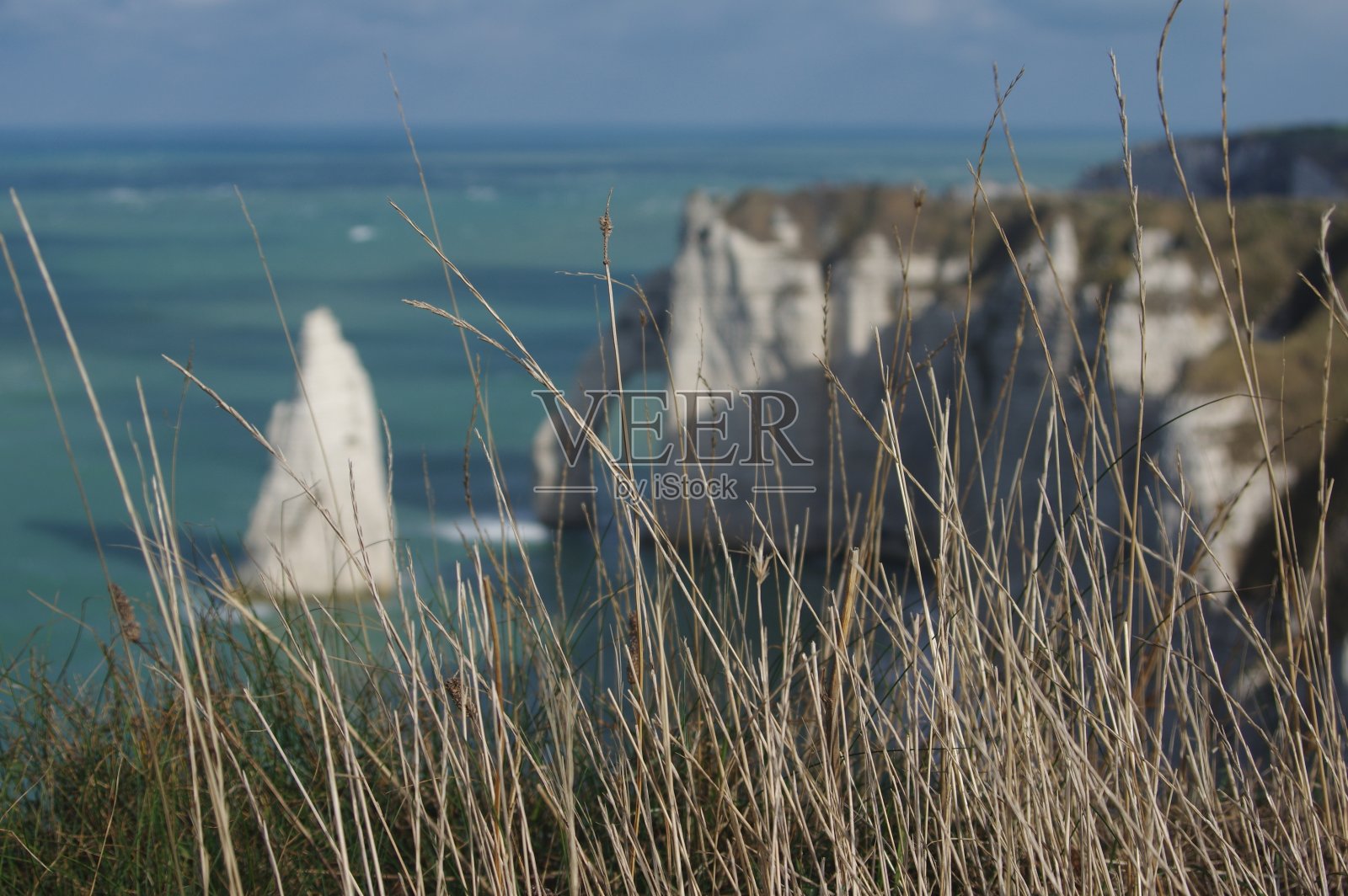 令人惊叹的埃特尔塔悬崖和美丽著名的海岸线，法国诺曼底，欧洲照片摄影图片