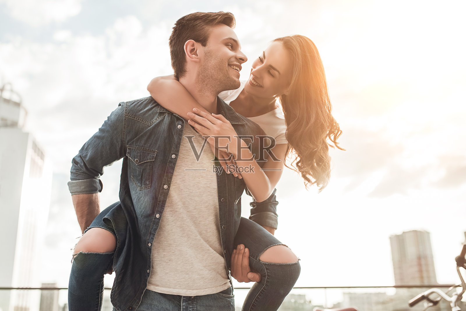 自行车浪漫情侣照片摄影图片