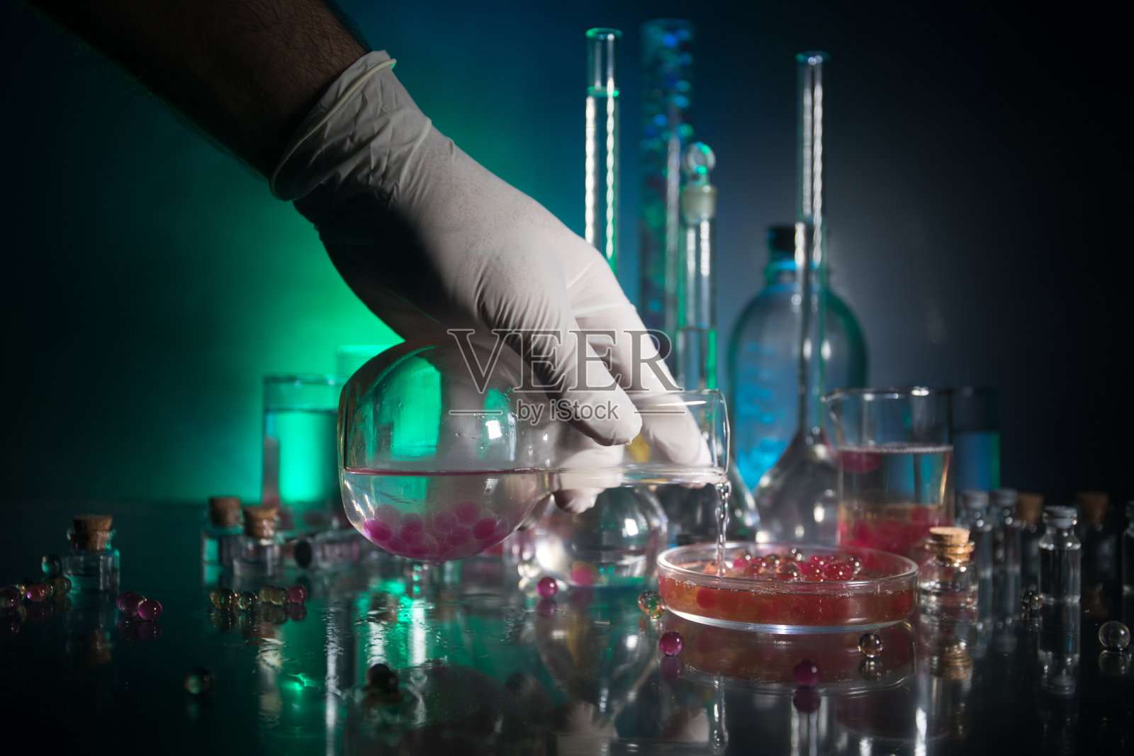 药学和化学主题。在研究实验室用溶液测试玻璃烧瓶。科学和医学背景。深色背景上的实验室试管照片摄影图片