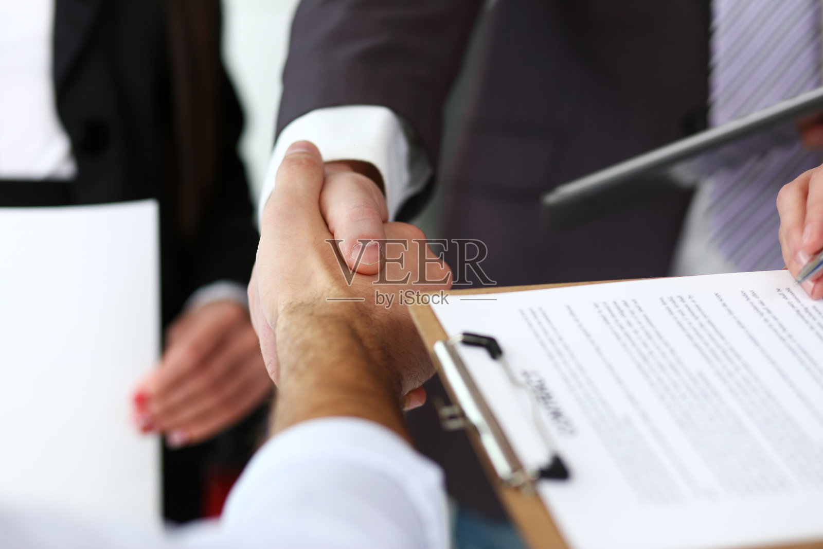 男人在西装和领带给手作为你好办公室特写照片摄影图片