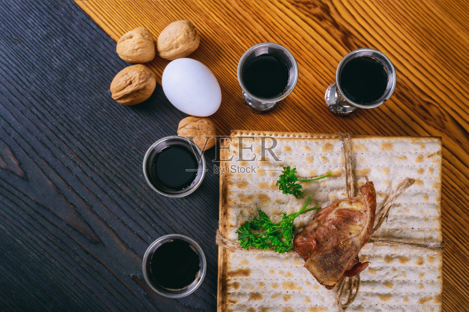 逾越节餐桌上的红酒和 Matzah照片摄影图片