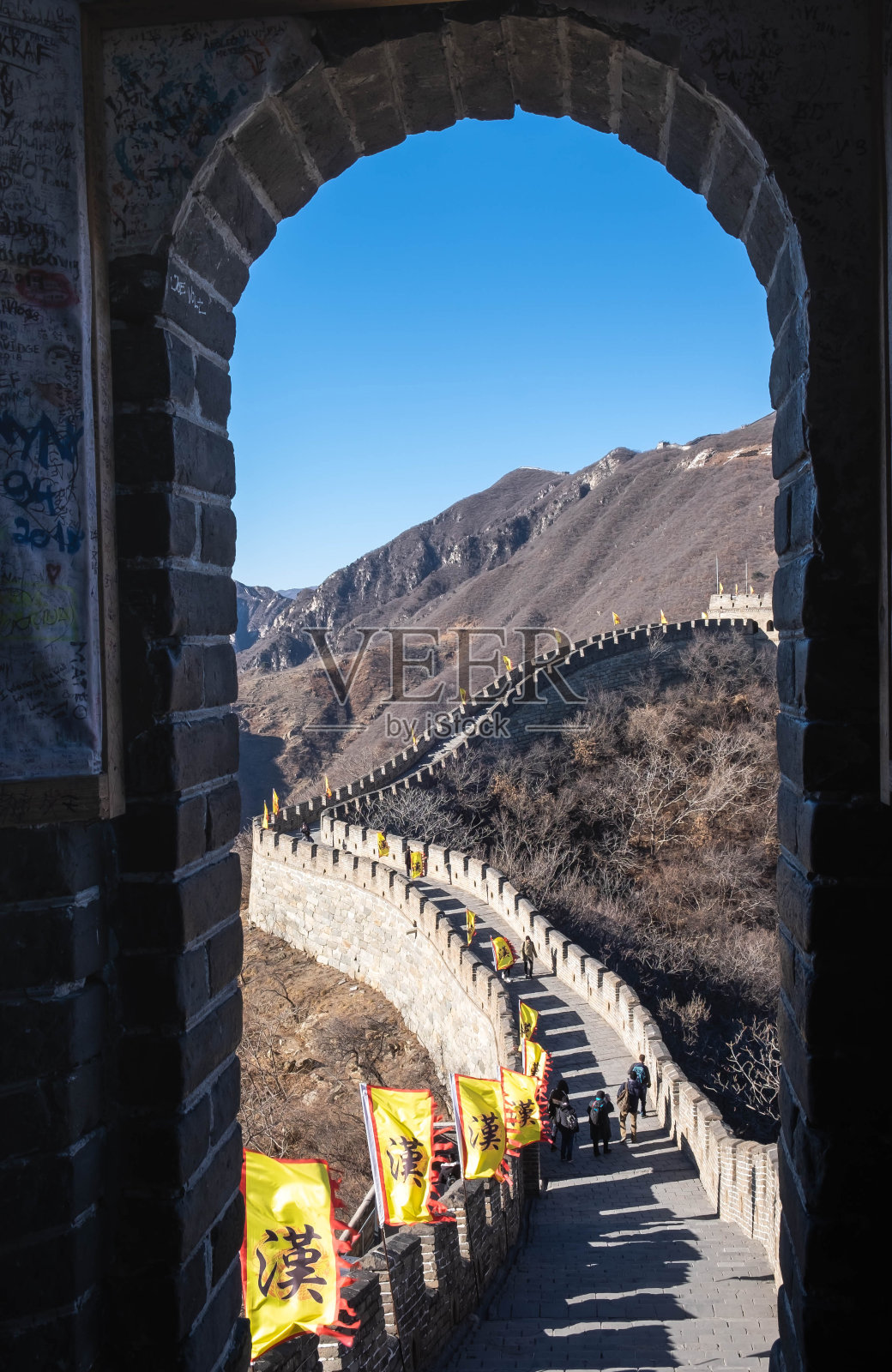 长城上的古旗。长城的名字叫慕天宇。照片摄影图片