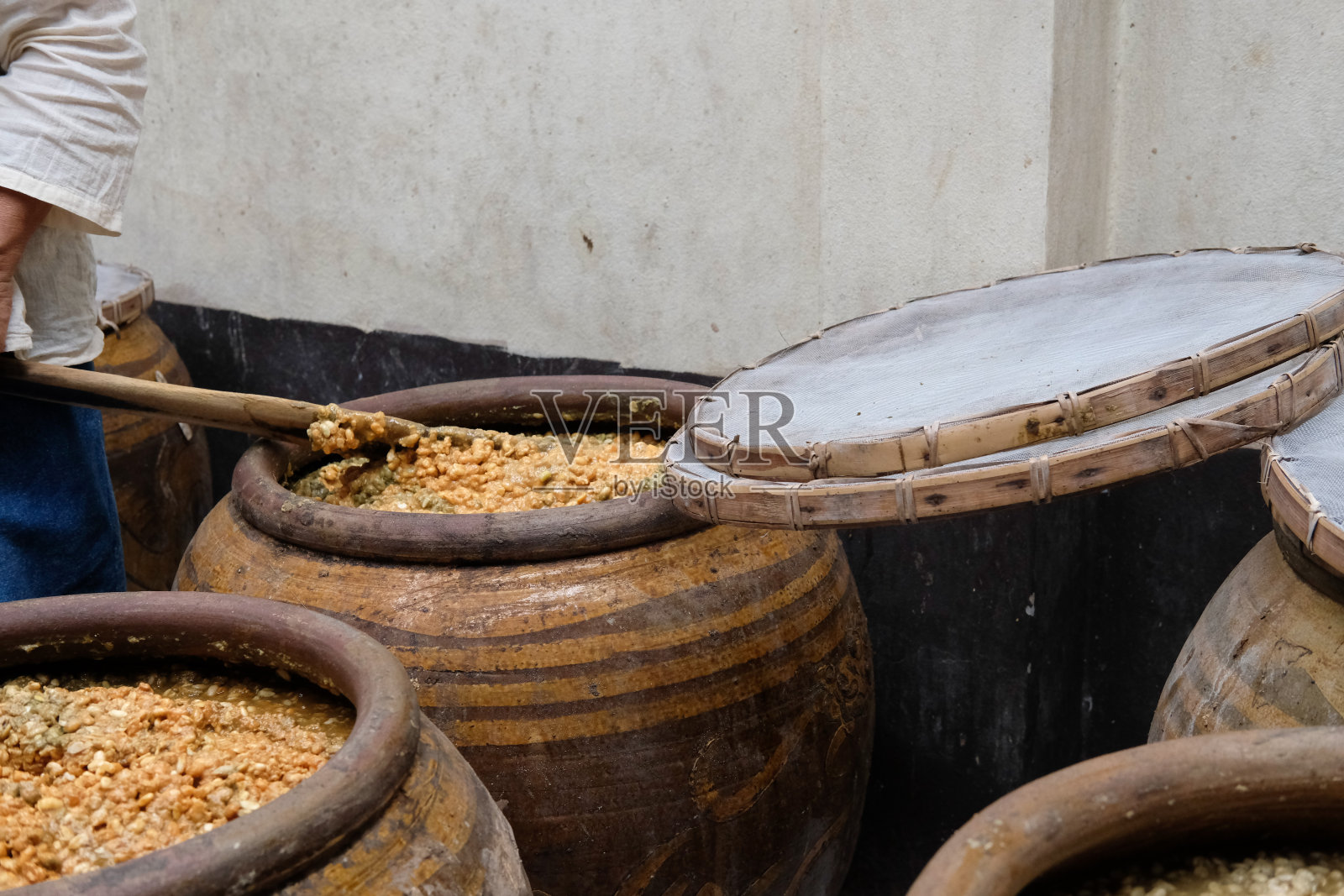 盐豆酱坛子。大豆味噌生产照片摄影图片