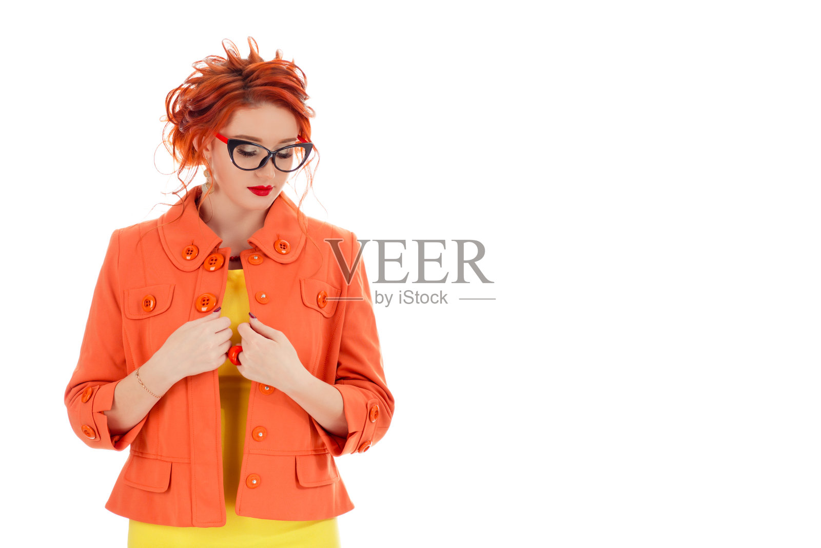 悲伤孤独的年轻女子向下看照片摄影图片