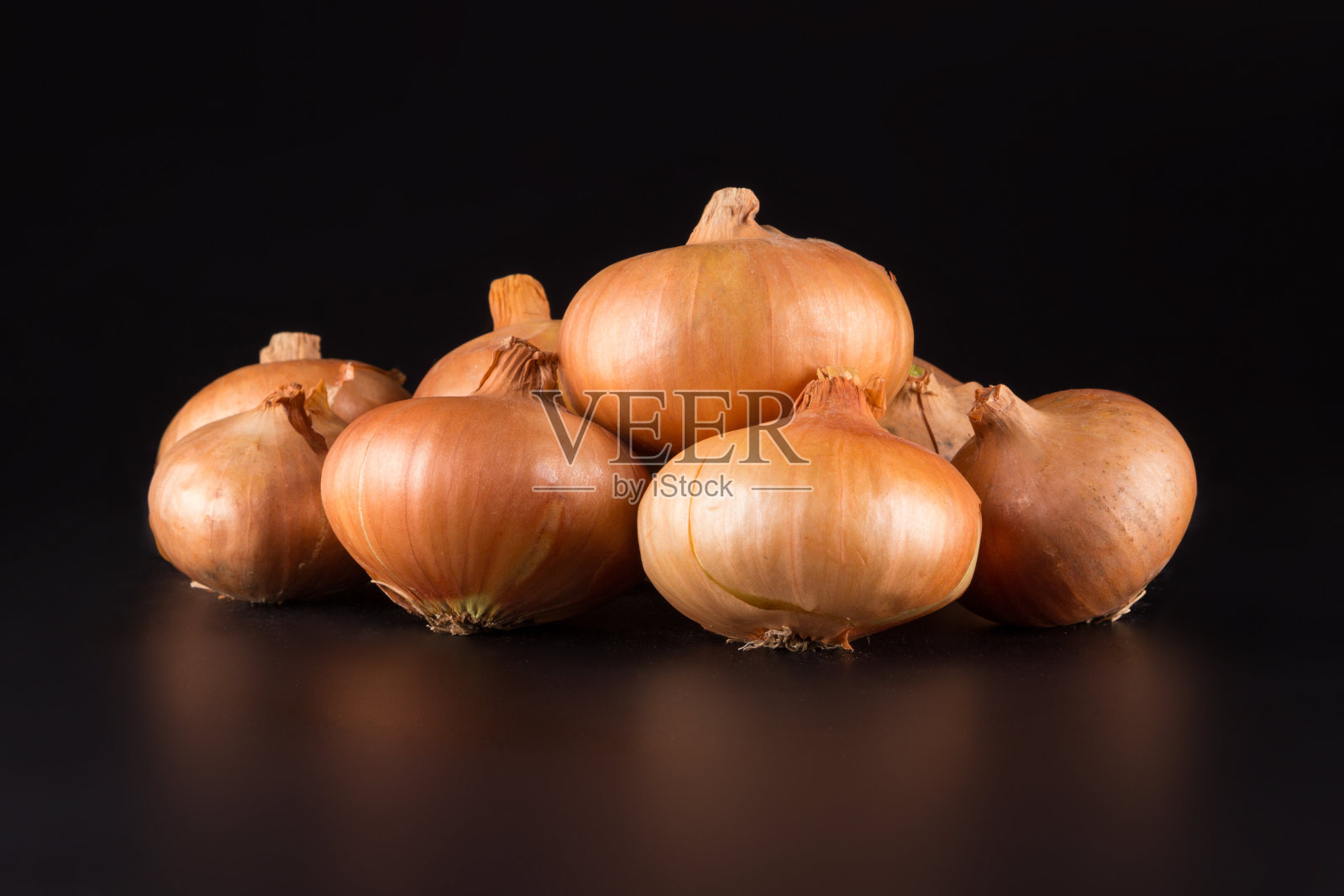 新鲜的米色洋葱在一个黑色的背景，美丽的照片，照片为海报，横幅照片摄影图片