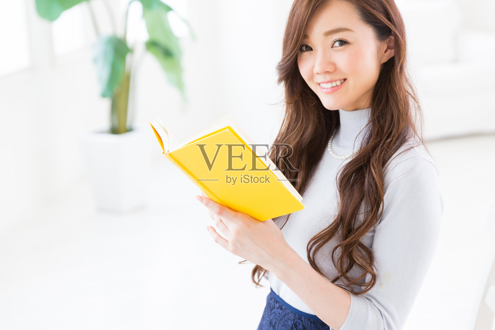 年轻迷人的亚洲女子照片摄影图片