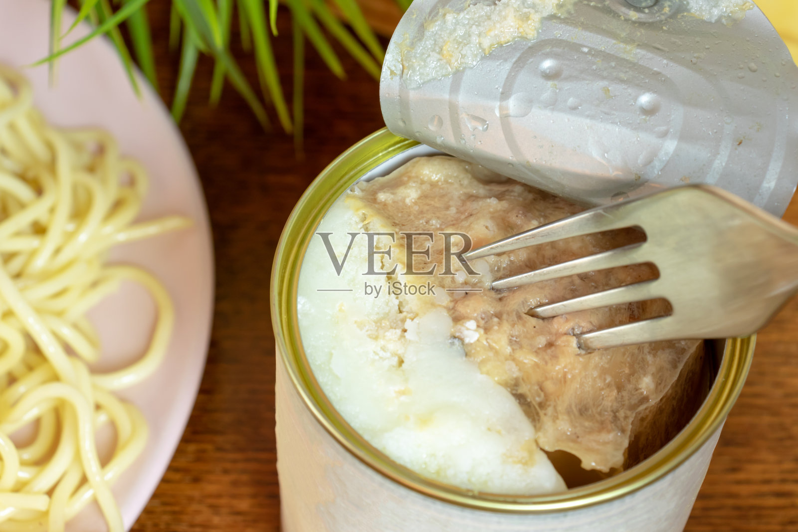 一罐，一罐肉罐头，一盘意大利面照片摄影图片