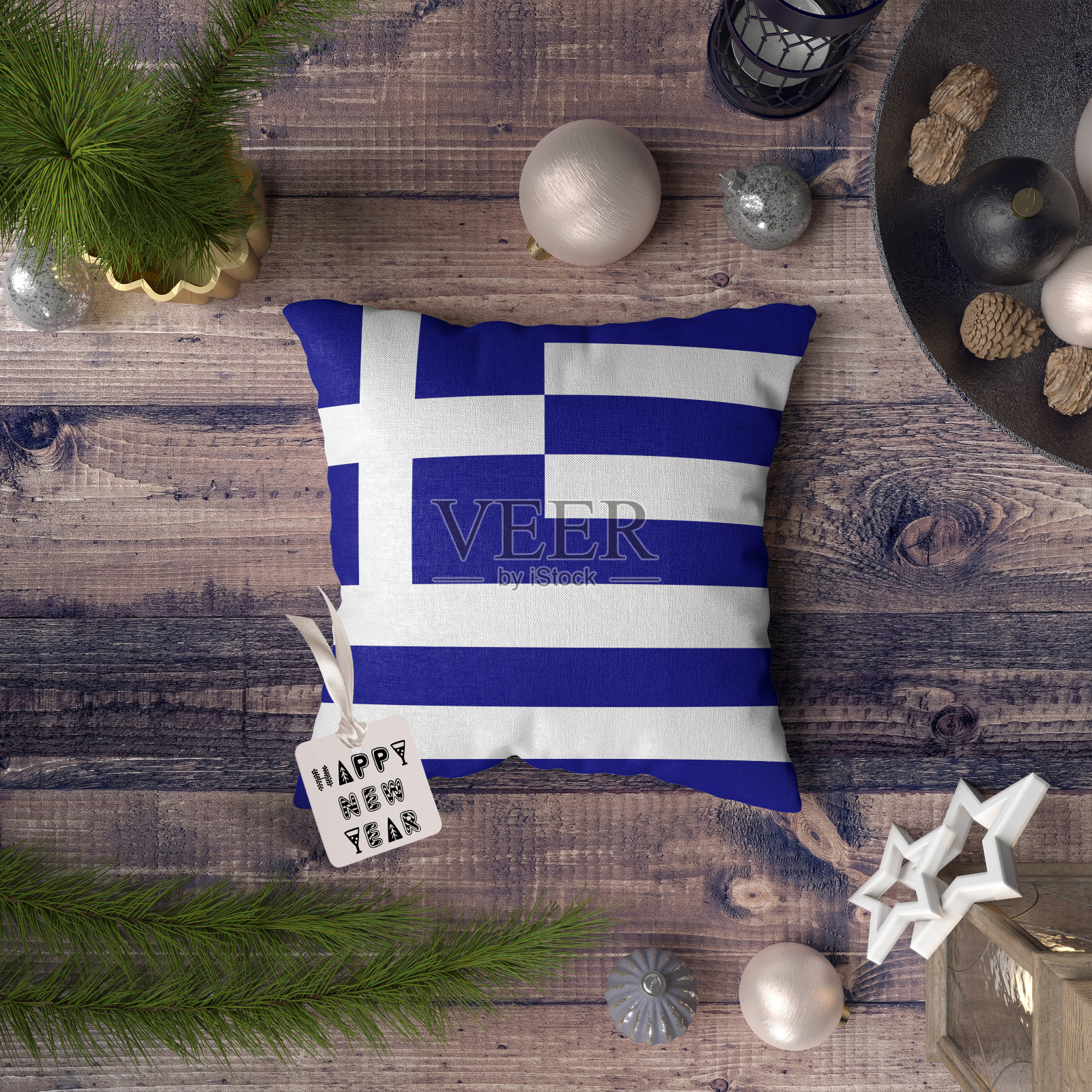 枕头上印有希腊国旗的新年标签。圣诞装饰概念木桌与可爱的物品。照片摄影图片