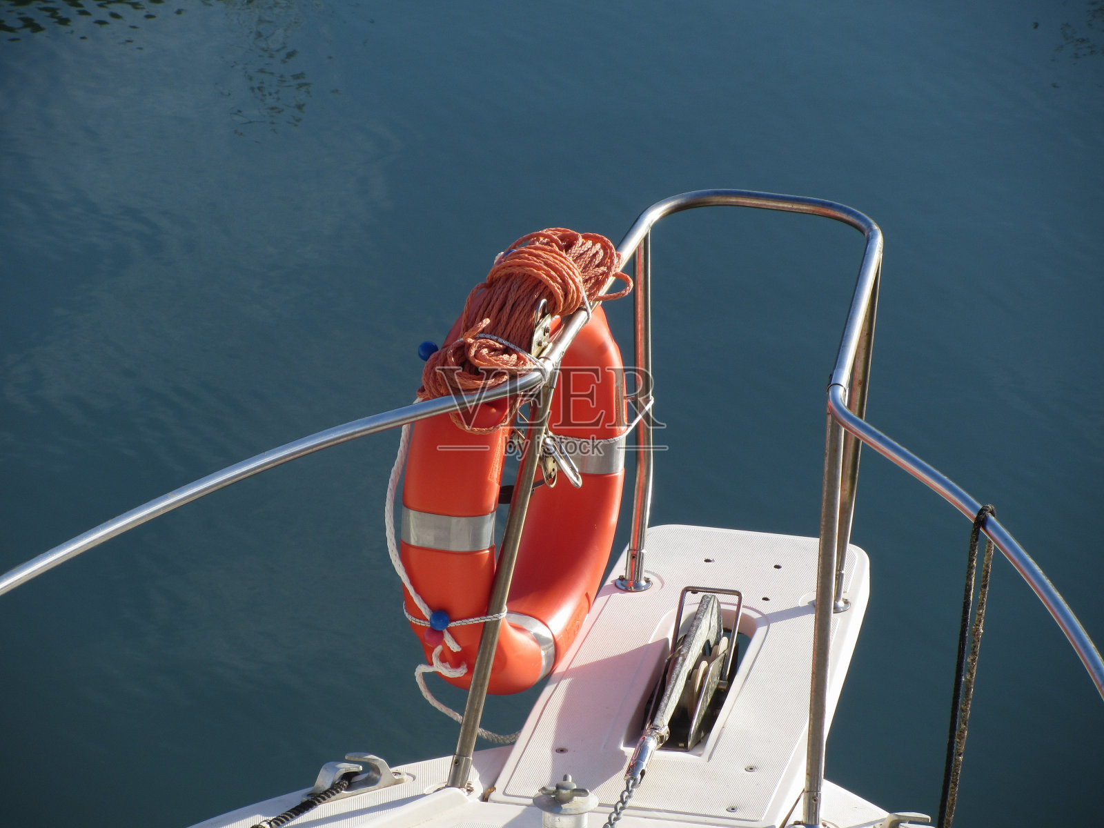 船头有橙色救生圈在海水上。救援概念照片摄影图片