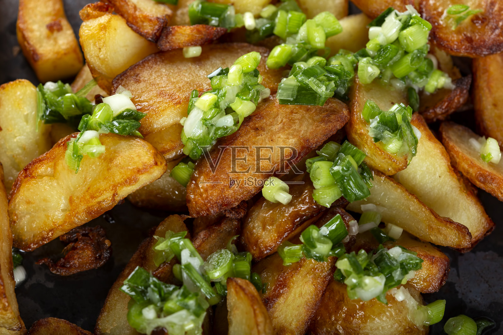 烤土豆配青蒜照片摄影图片