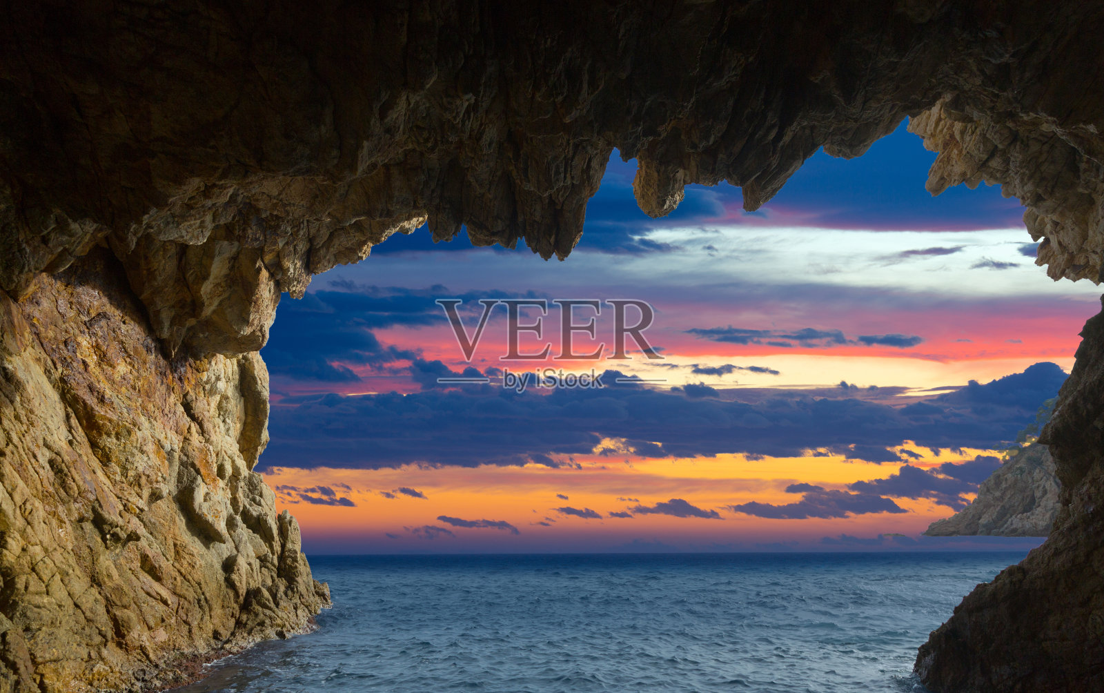 洞穴在海岸照片摄影图片