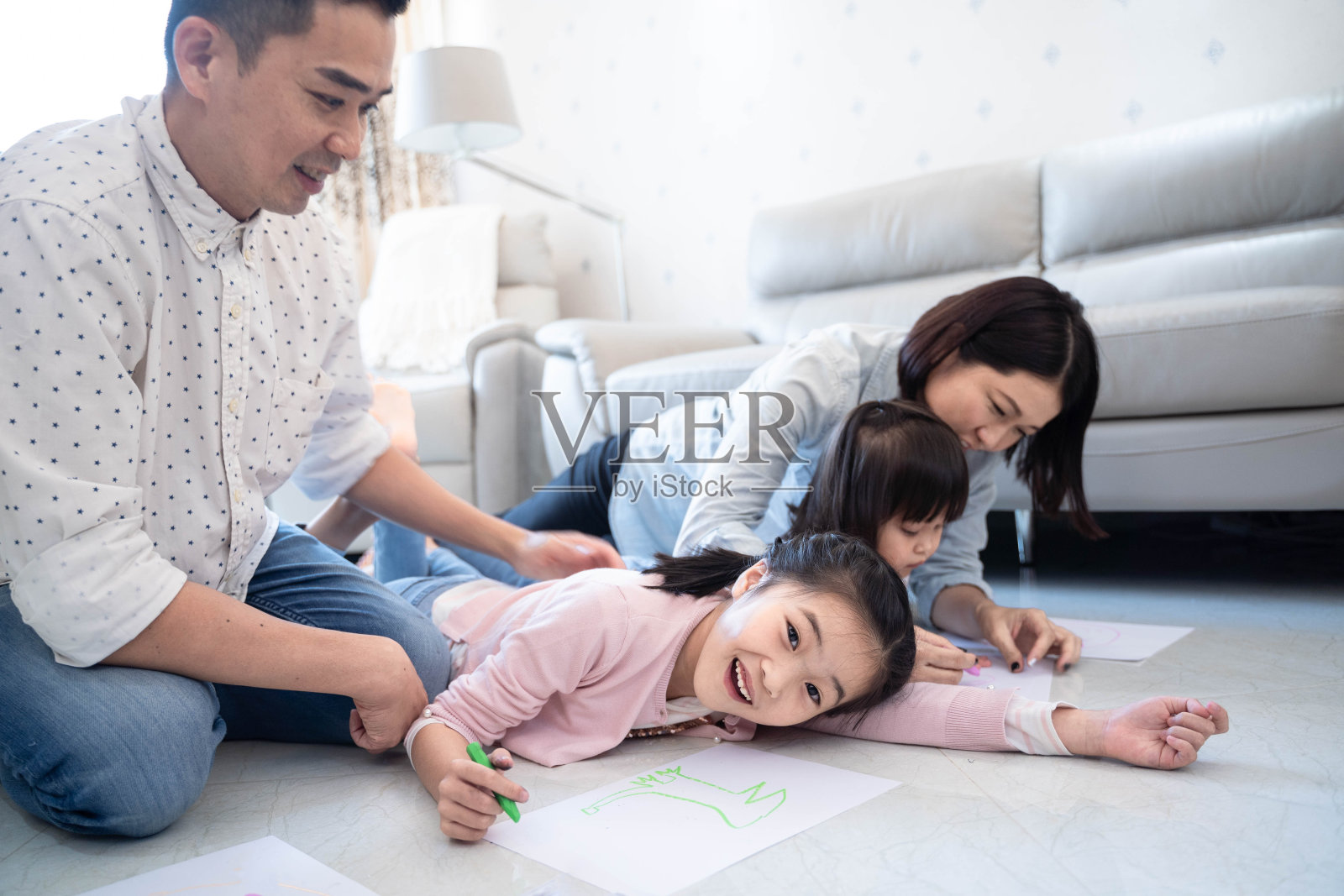 周末画少年家庭乐照片摄影图片