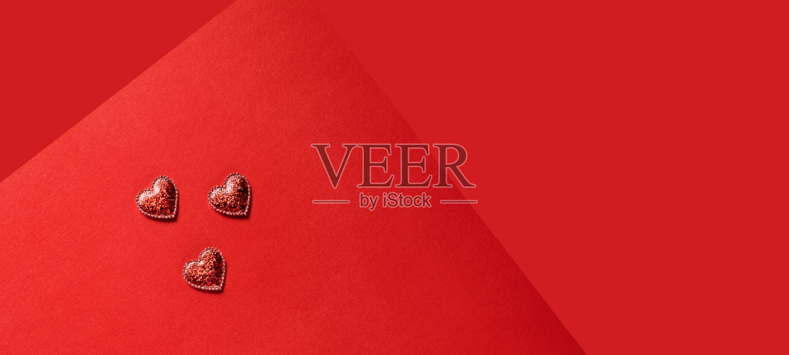 红色背景上的红心。照片摄影图片