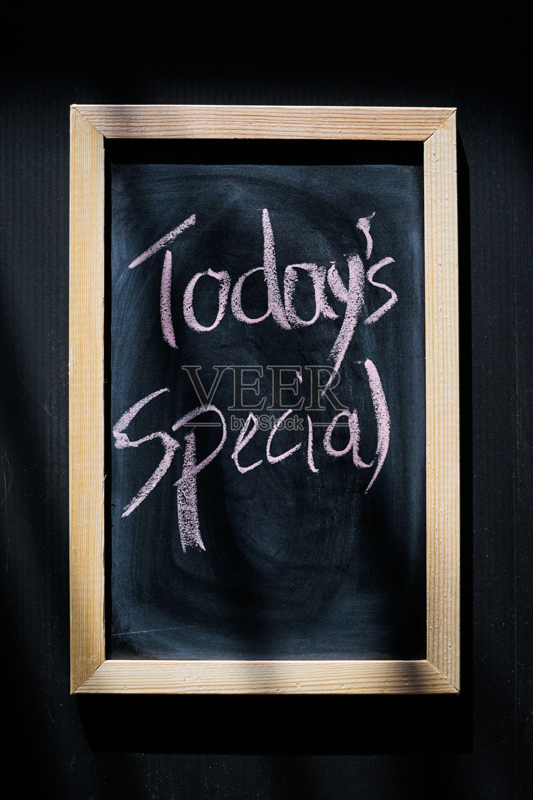 今天的特别节目-写在黑板上的单词照片摄影图片