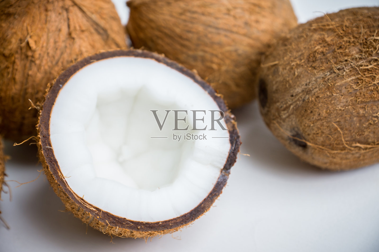 乡村背景上的新鲜椰子照片摄影图片