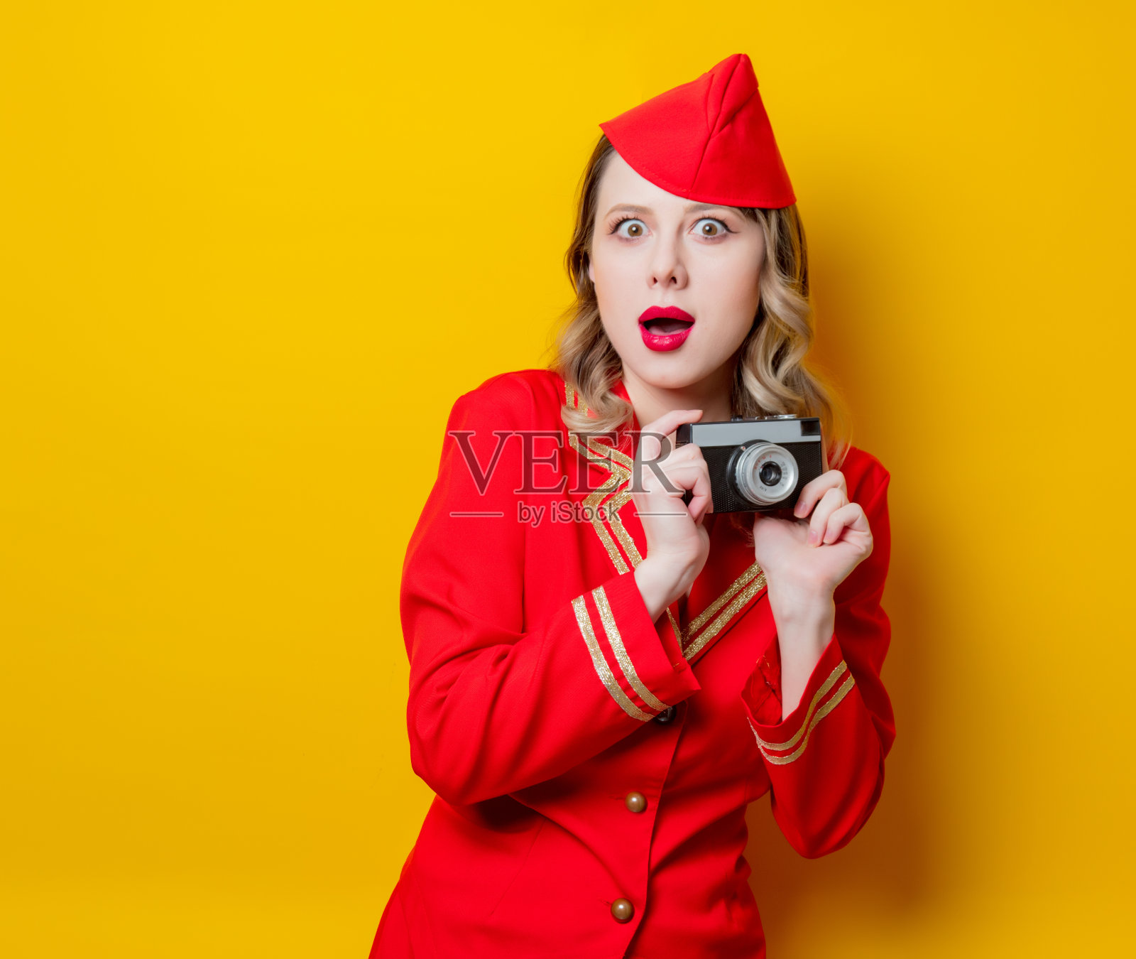 穿着红色制服的空姐带着照相机照片摄影图片