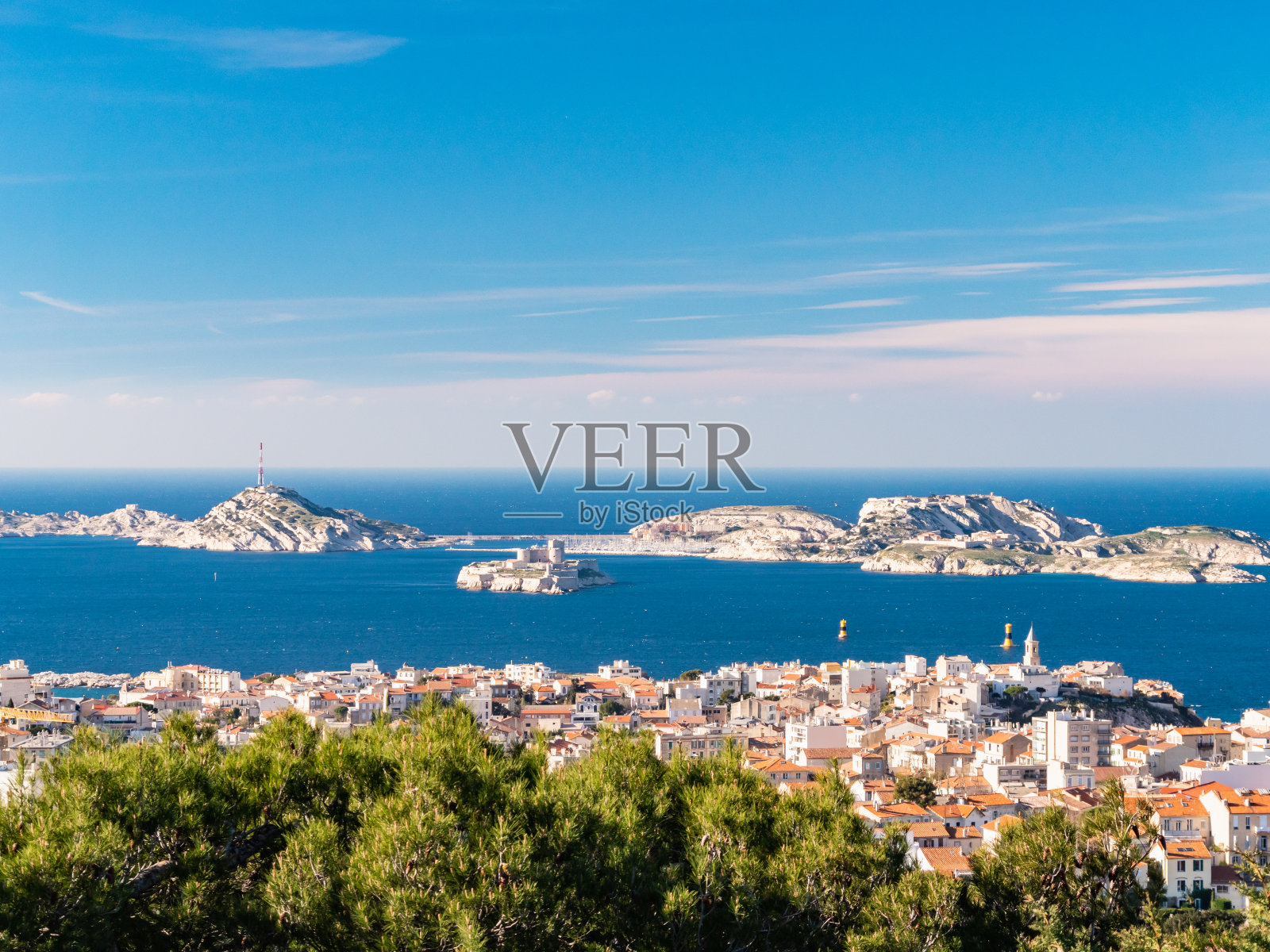 马赛位于普罗旺斯的中心，是法国最受欢迎的度假胜地之一。田园诗般的田园风光，风景如画的海岸线，距离很近，是一日游的理想之地。照片摄影图片