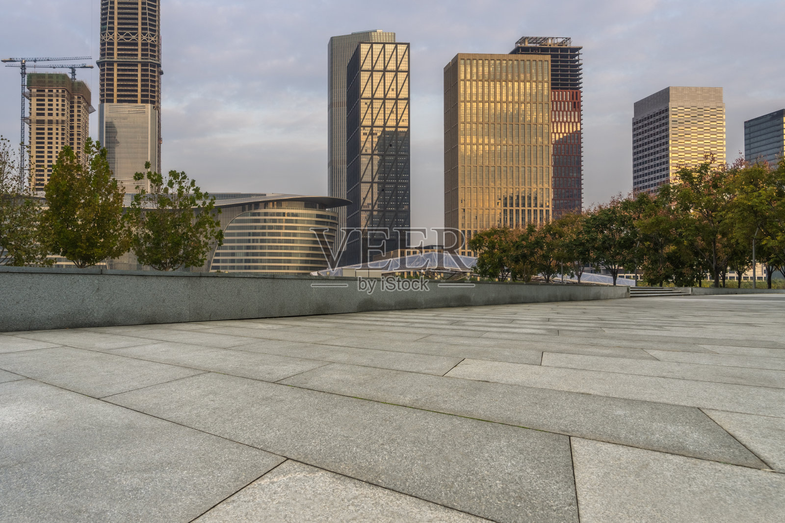 空砖地板与城市景观和天际线照片摄影图片