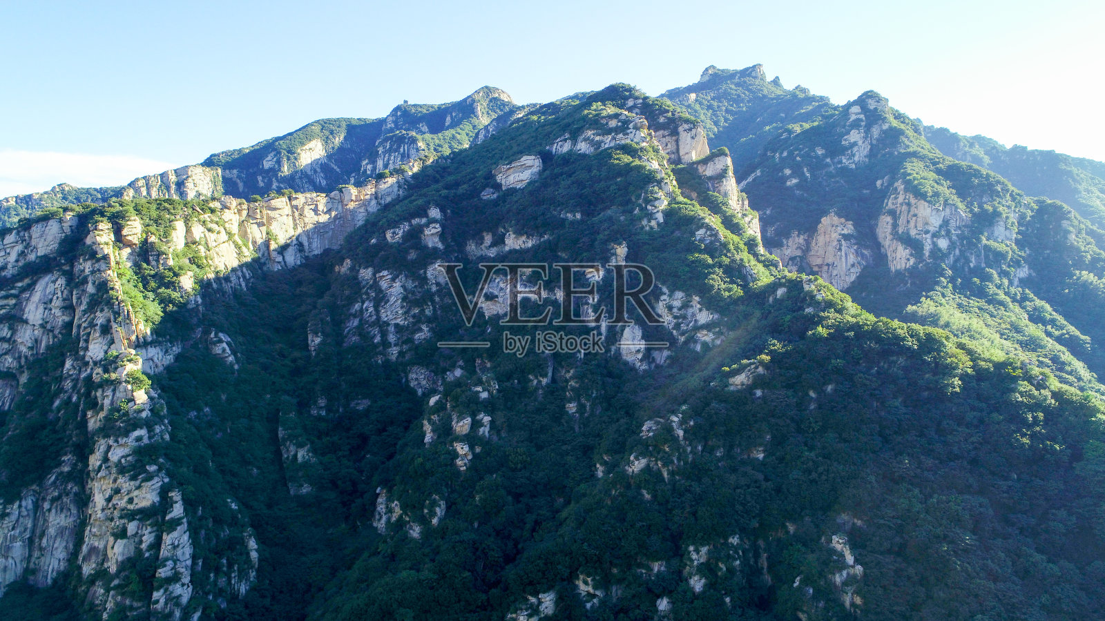 鸟瞰图绿色的山峰与河流。照片摄影图片