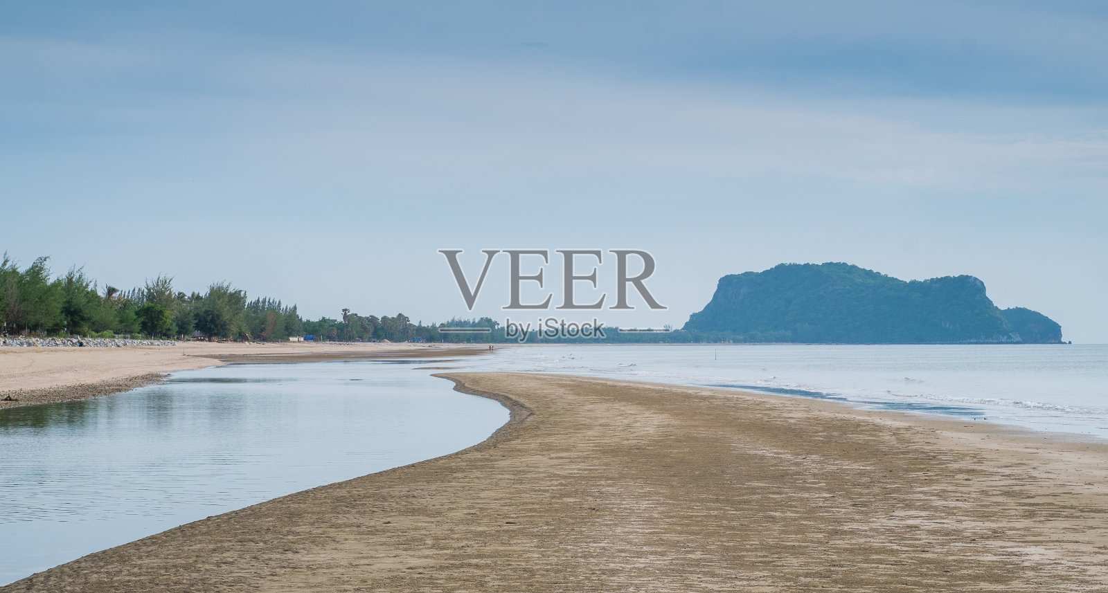 在美丽的天空中，海被沙丘和山脉分开。照片摄影图片