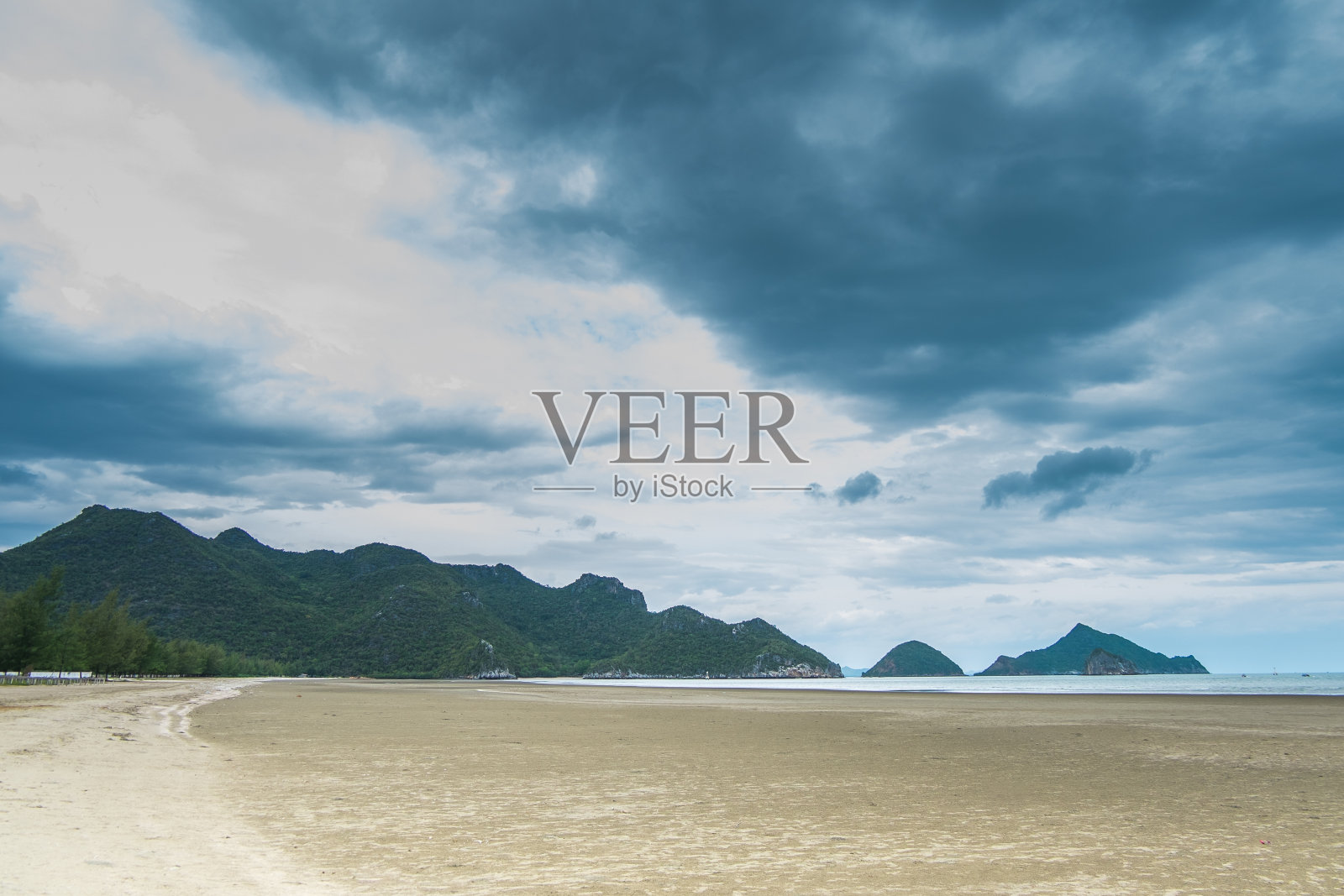 美丽的天空中有海滩、沙丘和山脉照片摄影图片