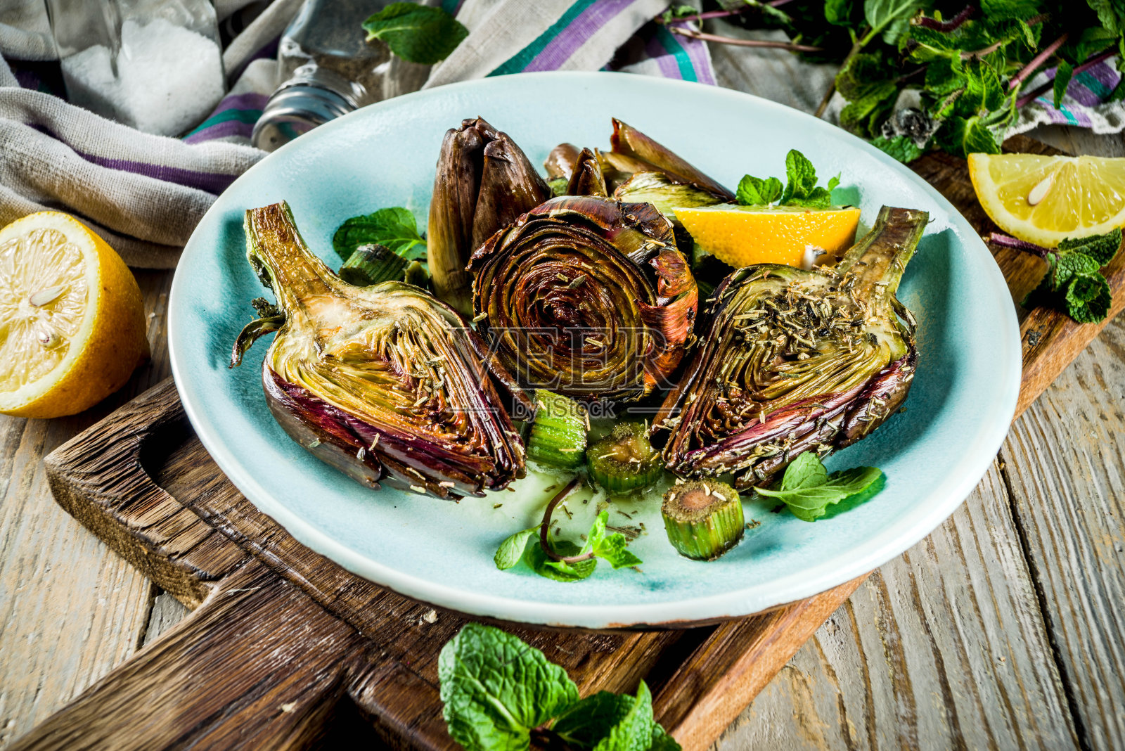 煮熟的烤洋蓟照片摄影图片