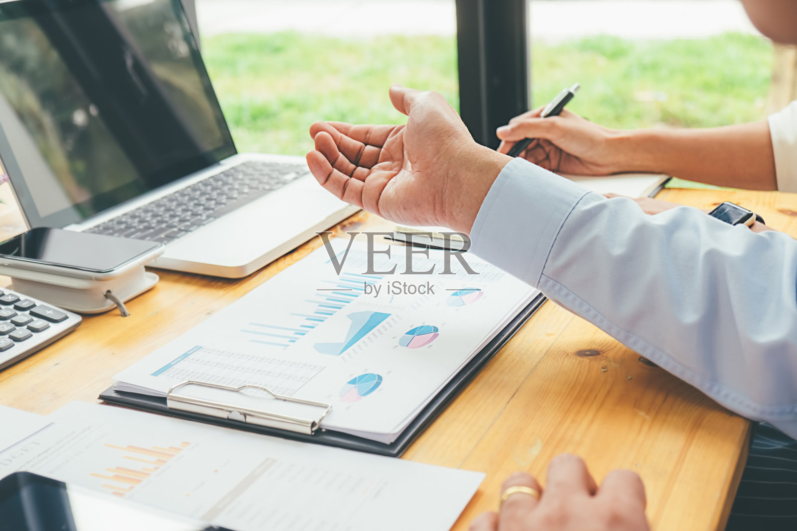 业务顾问分析财务数字，表明进展国内收入服务检查文件。审计概念照片摄影图片