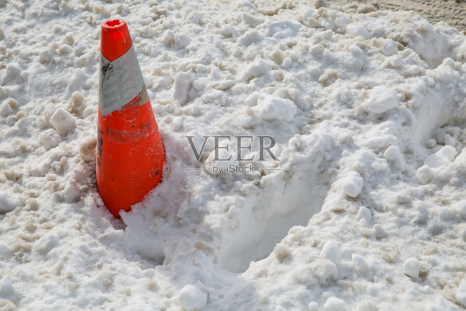 雪地上的橙色交通锥照片摄影图片