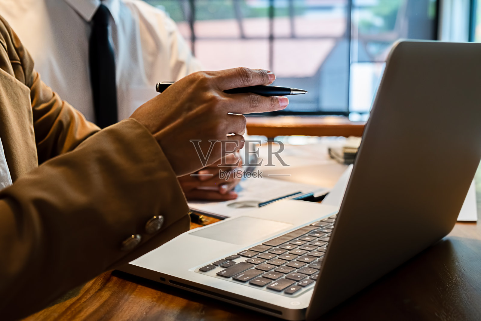 行政业务员、财务稽核员及秘书作结算报告。国内税务局检查文件。审计概念照片摄影图片