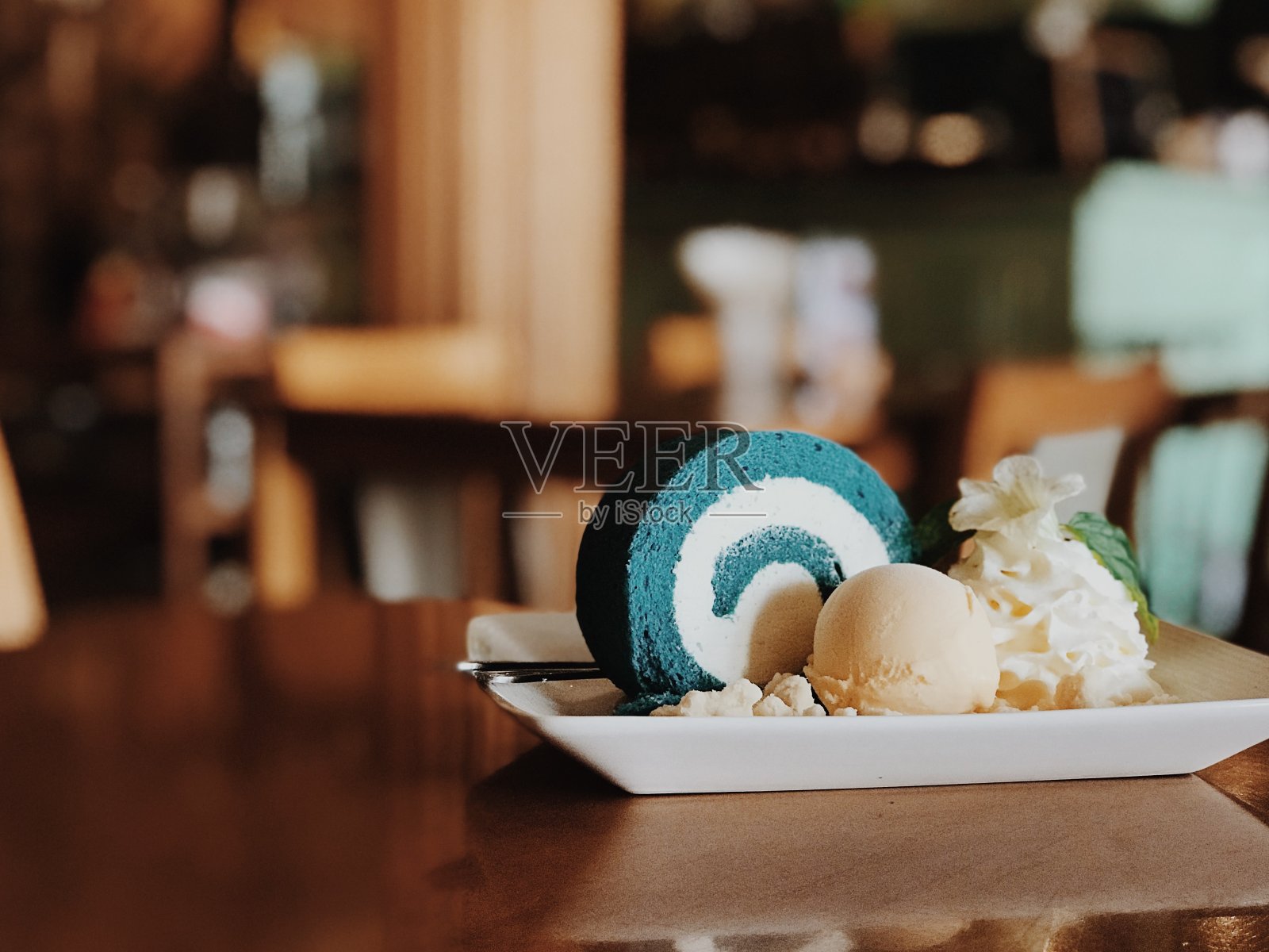 香草蛋糕卷套装照片摄影图片