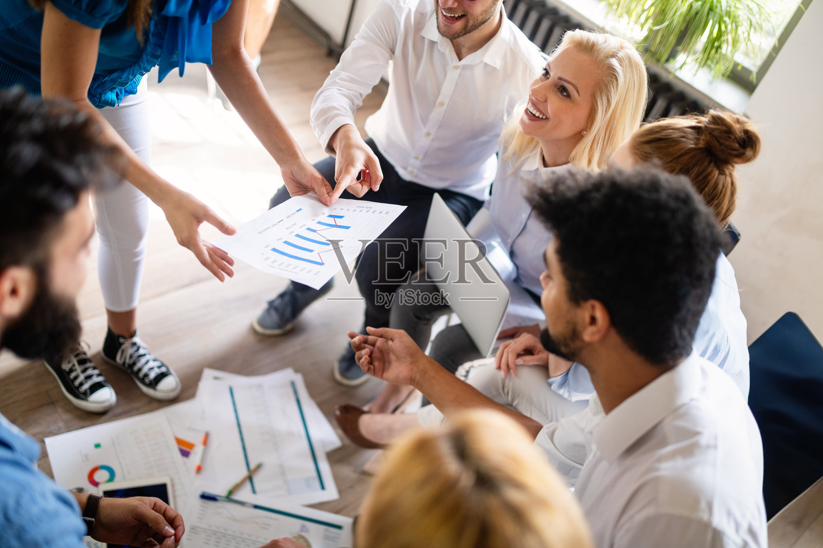 商业，技术和人的概念-创意团队或设计师在办公室工作照片摄影图片