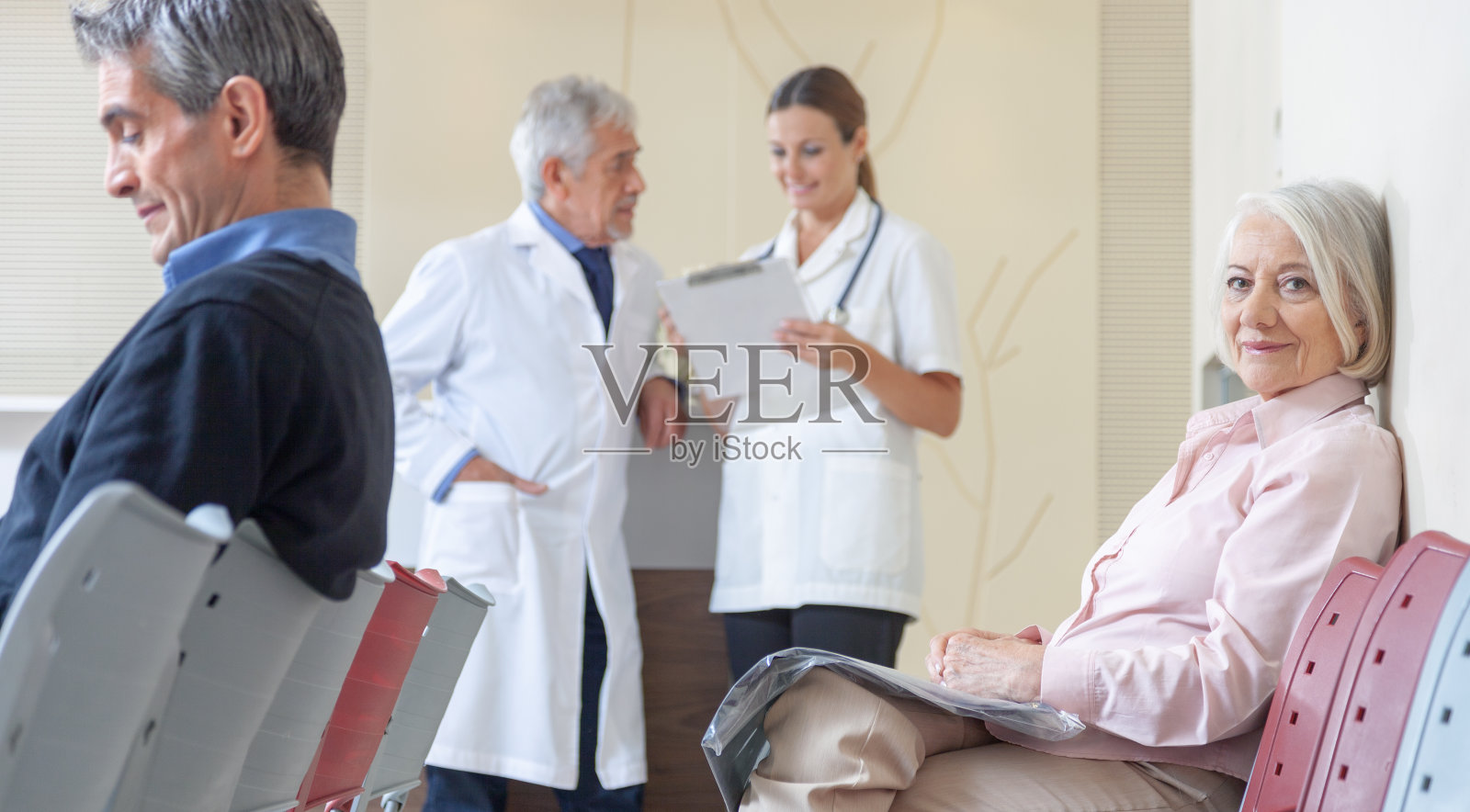 医生和病人在候诊室照片摄影图片