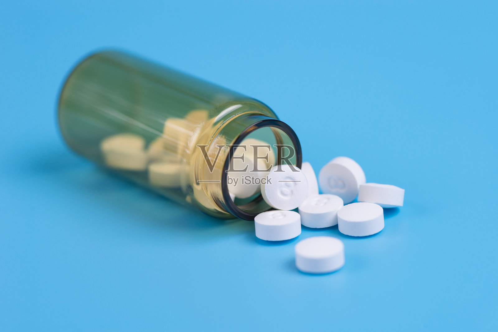 各种各样的药物药丸，白色药丸装在橙色背景的玻璃瓶里。文本复制空间照片摄影图片