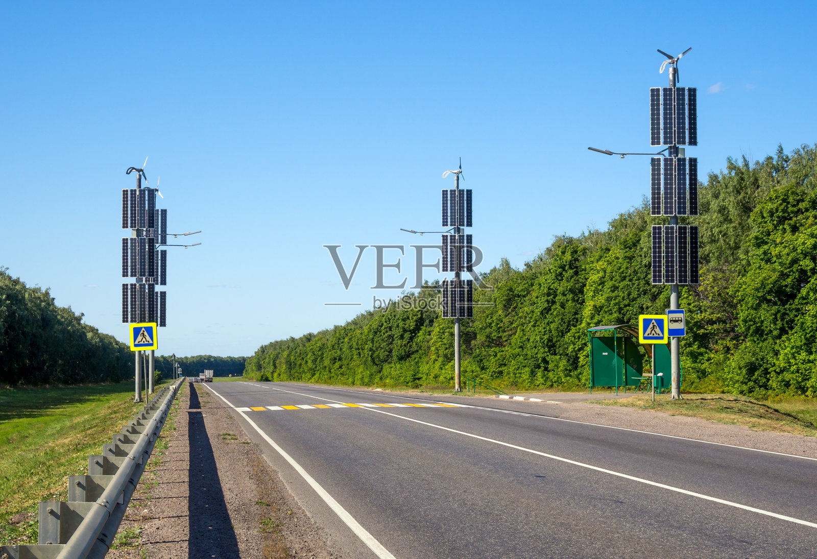 用太阳能板照亮一段道路照片摄影图片