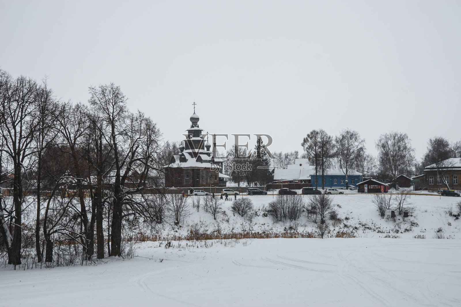冬季景观与教堂在苏兹达尔在弗拉基米尔地区，俄罗斯照片摄影图片