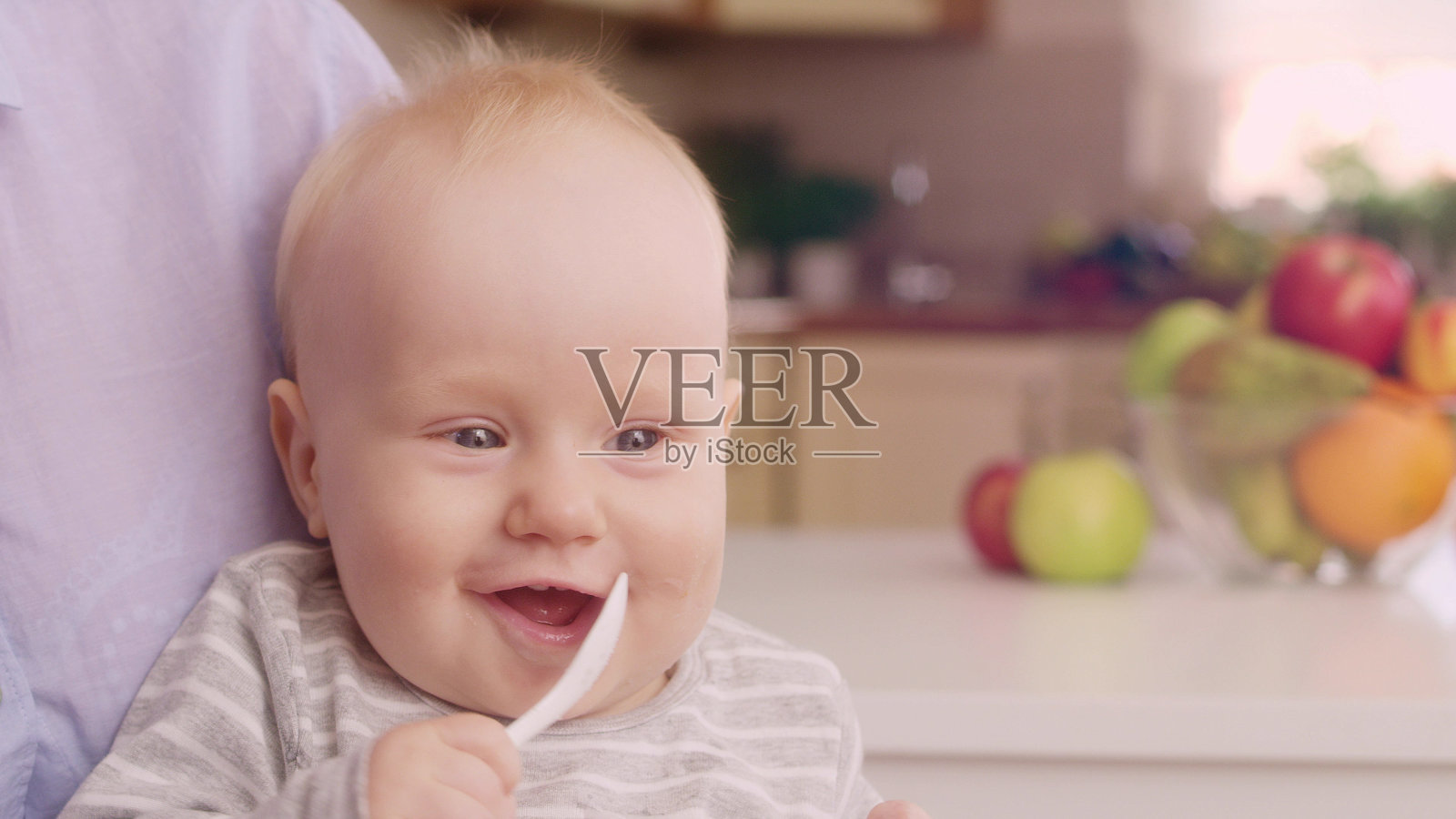 喂得好的婴儿是快乐的婴儿照片摄影图片