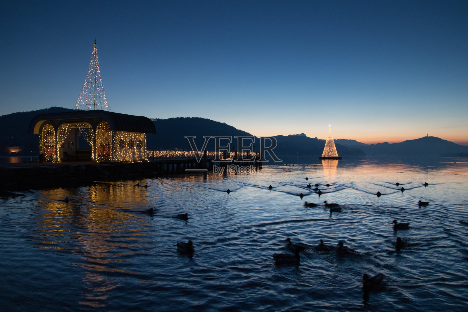 圣诞节照明在湖Wörthersee在卡林西亚/奥地利照片摄影图片