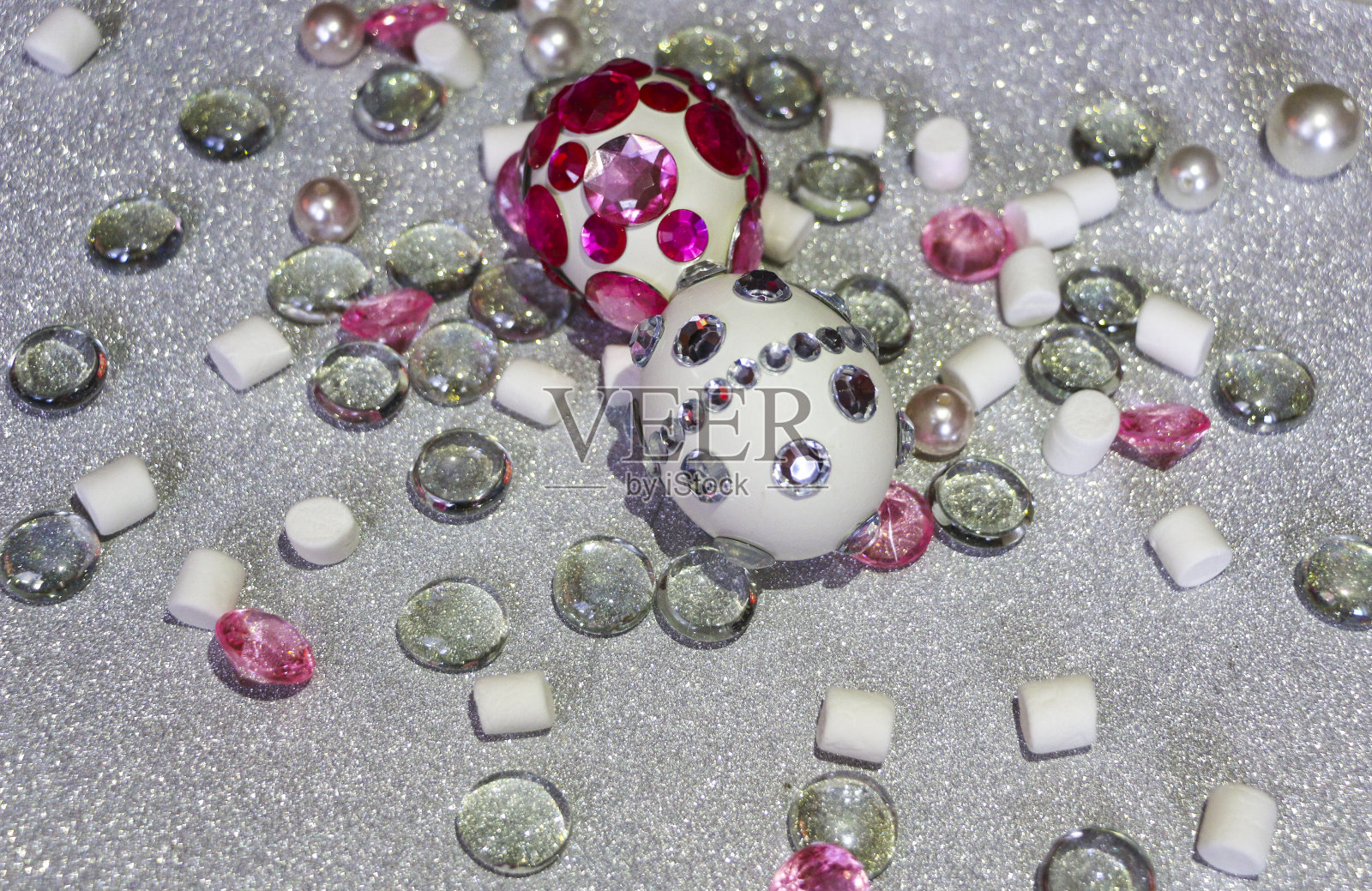 复活节flatlay组成。复活节彩蛋用闪亮的水钻装饰在银色的背景上，还有玻璃饰品和珍珠珠。照片摄影图片