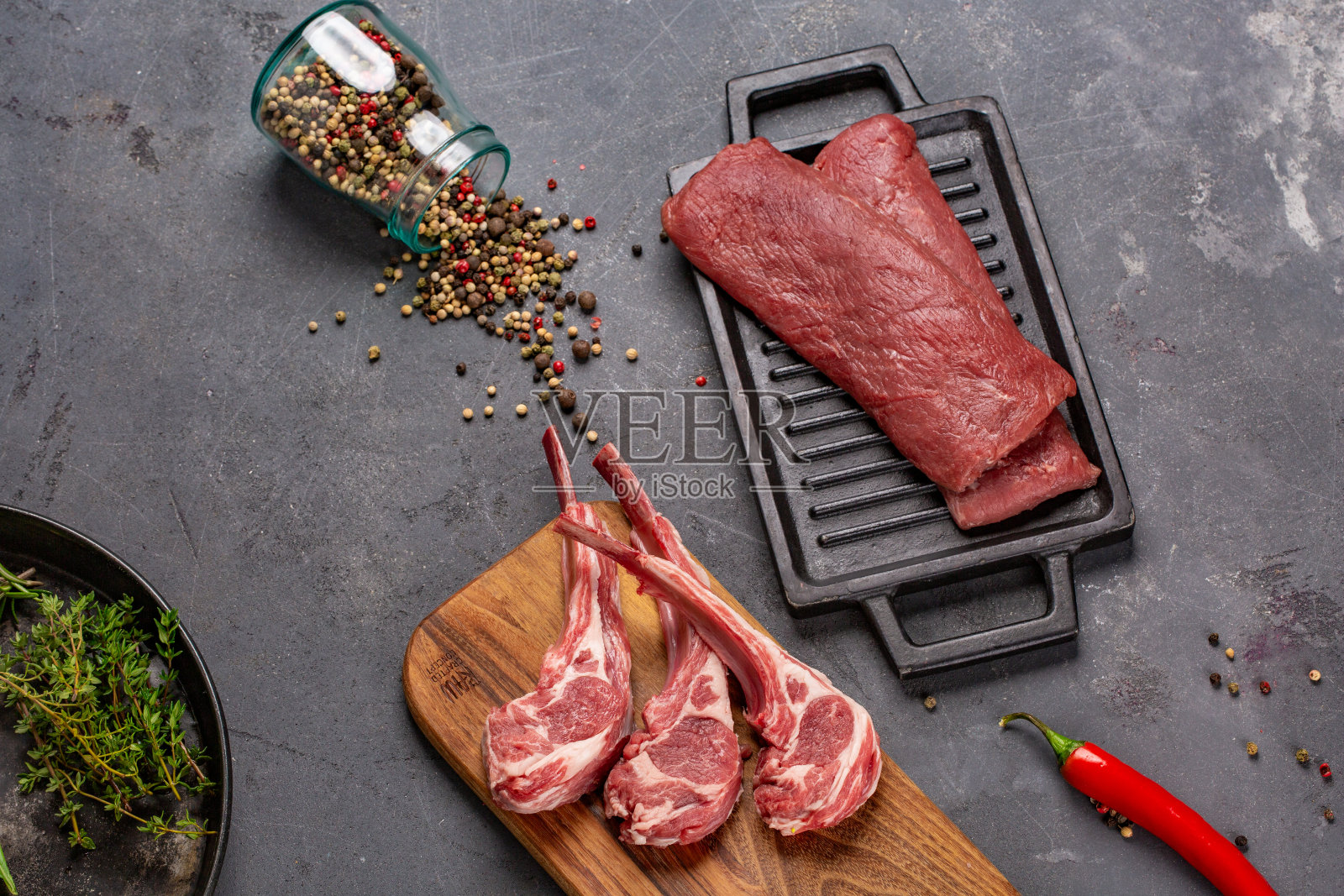 猪肉排骨。里脊肉。Entrecote。新鲜的生肉。有机食品。肉与香料:辣椒，辣椒，绿叶照片摄影图片