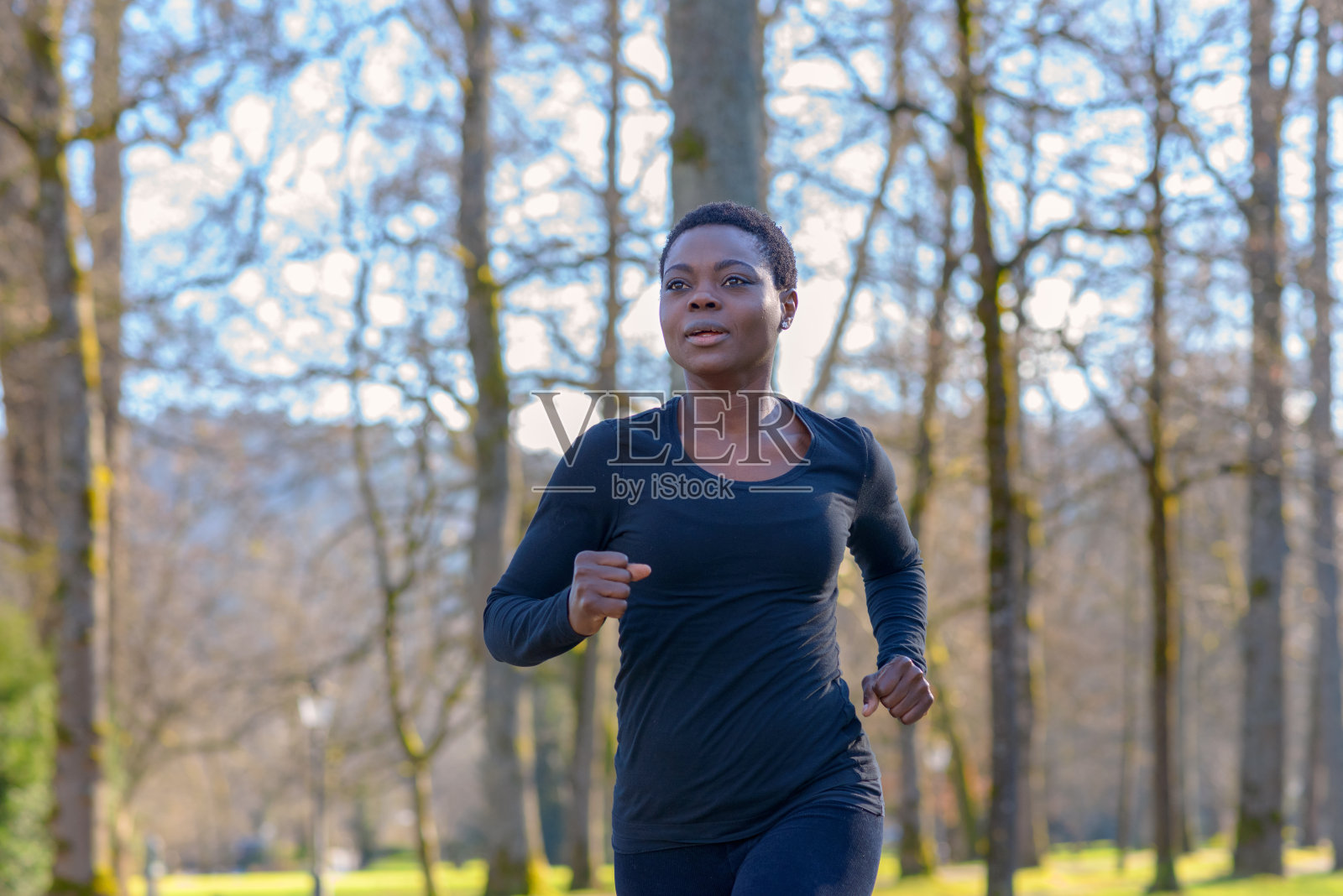 坚定的年轻非洲妇女在公园训练照片摄影图片