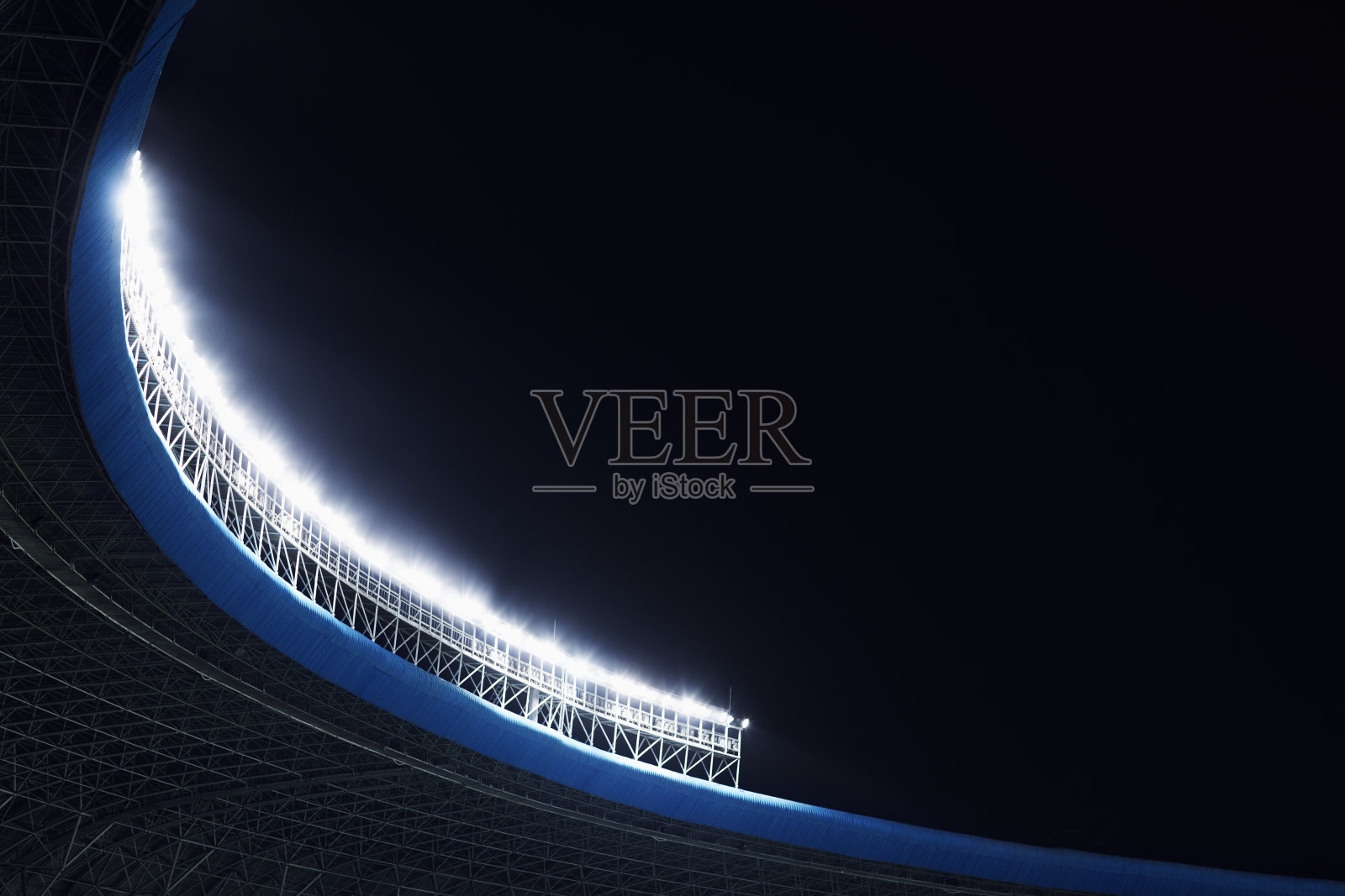 体育场晚上的聚光灯和泛光灯照片摄影图片