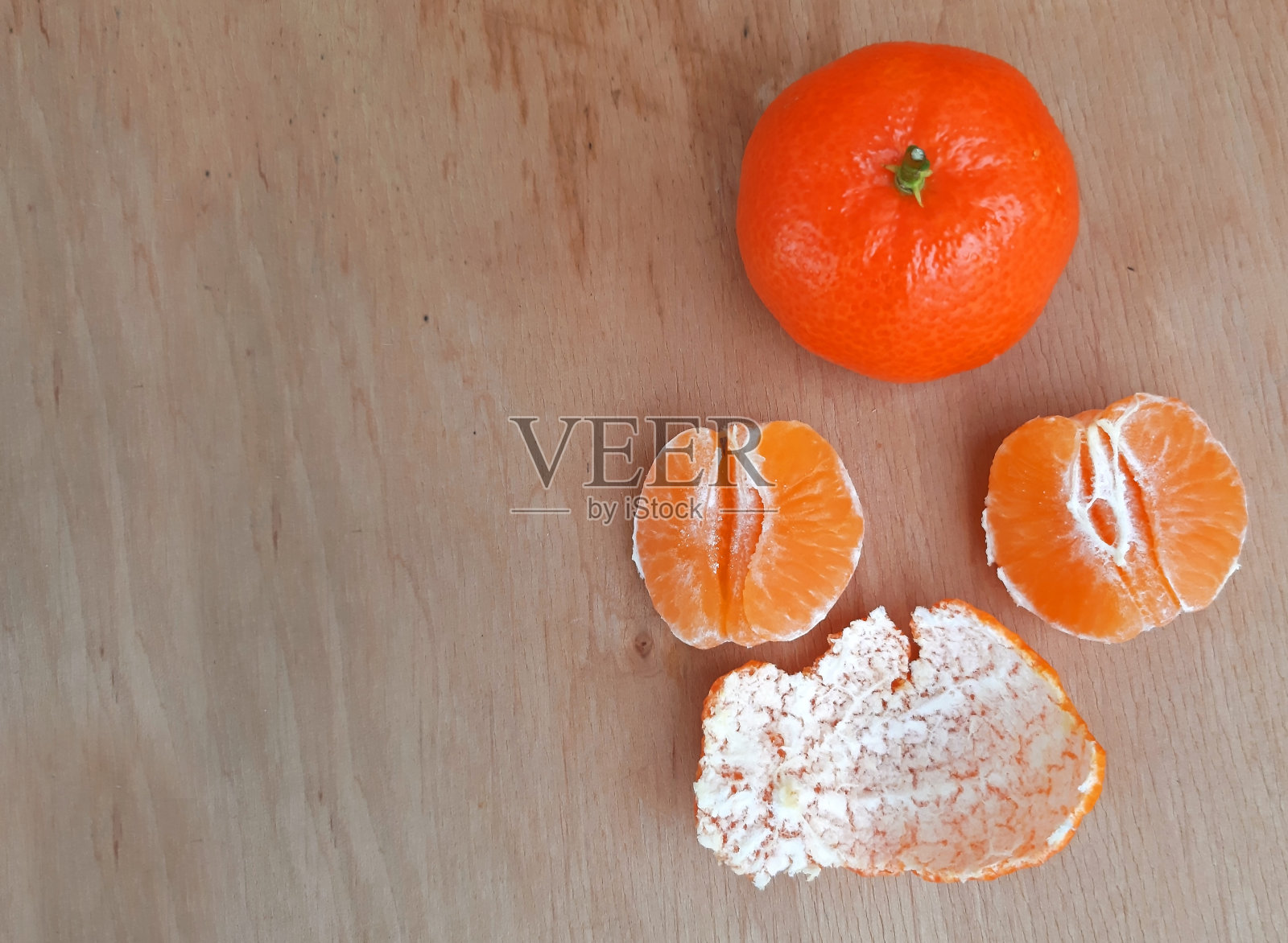 木质背景上剥皮的小柑橘，复制空间照片照片摄影图片