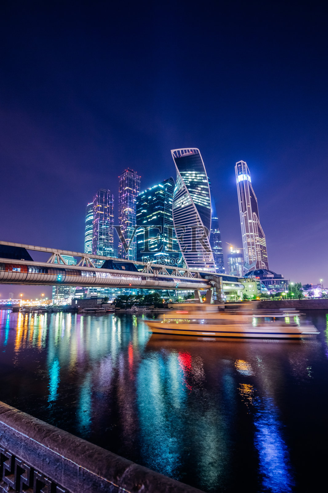 莫斯科城的摩天大楼在夜间的河上照片摄影图片