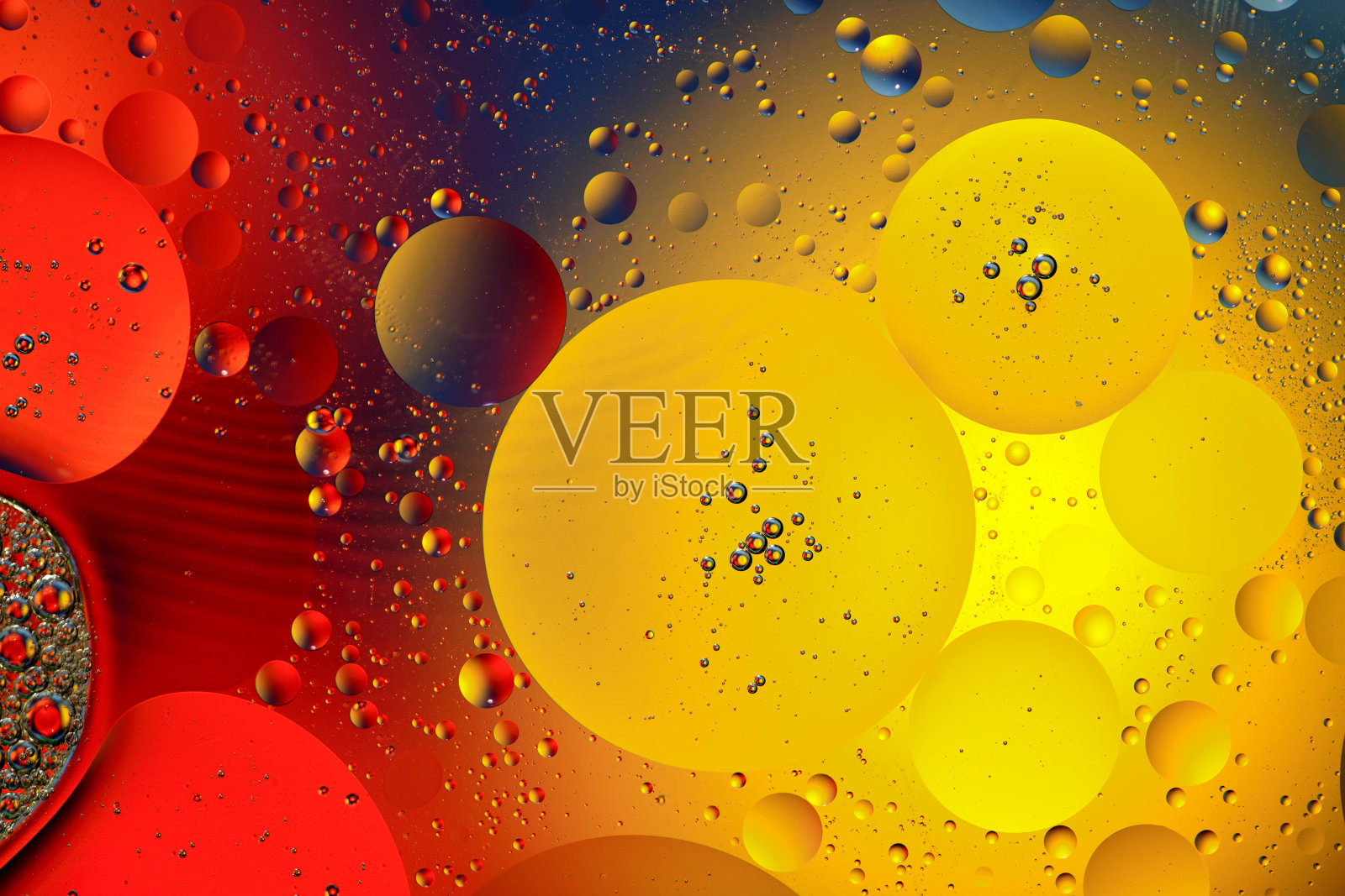 抽象背景用黄色、红色、紫色。油滴在水中的变形。明亮的抽象,紫外线。水面上的圆圈。照片摄影图片