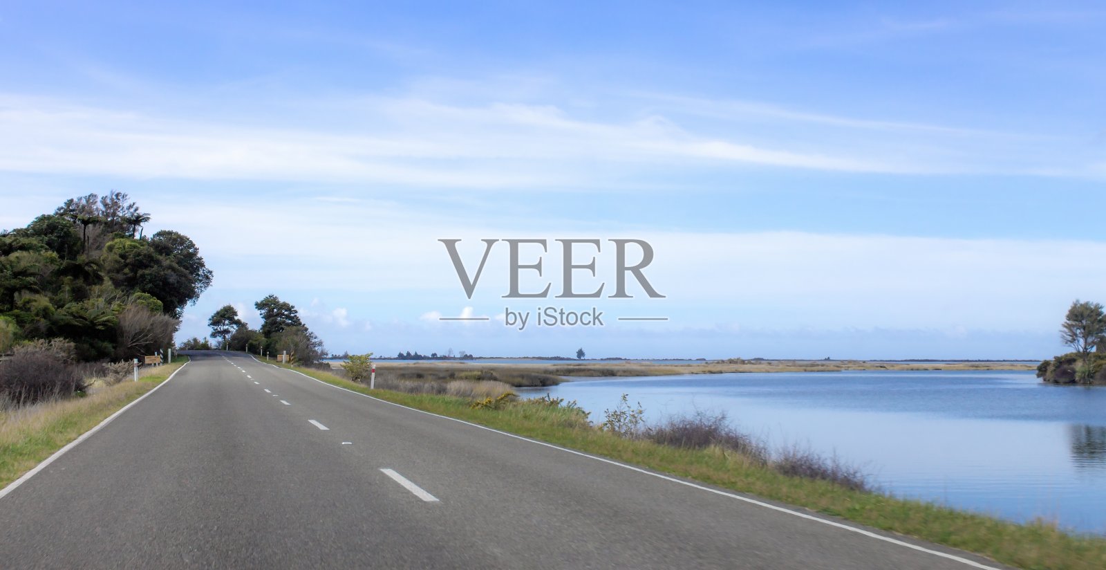 新西兰金湾地区一条风景优美的开放道路的景观图像。照片摄影图片